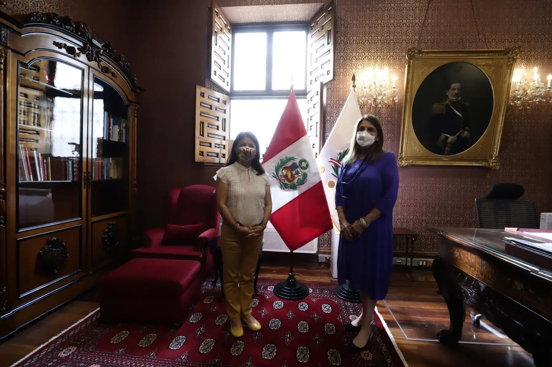 La secretaria general de Cancillería, Ana Rosa Valdivieso, hizo entrega a la ministra de Cultura, Gisela Ortiz, de un conjunto de 109 bienes culturales que fueron recuperados por nuestras Embajadas y Consulados de varios países de América y Europa. Foto: ANDINA/Mincul