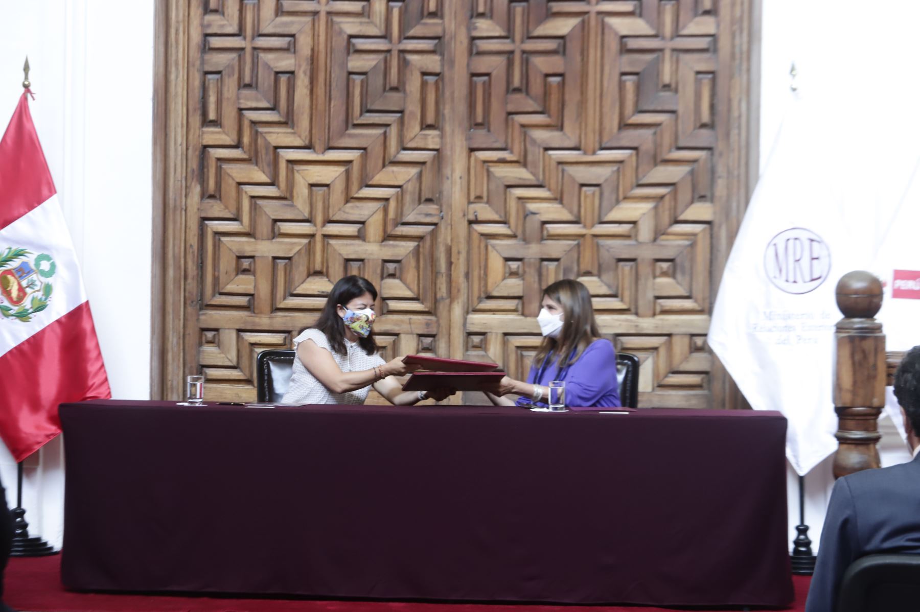 La secretaria general de la Cancillería, Ana Rosa Valdivieso, entregó a la ministra Gisela Ortiz un conjunto de 109 bienes culturales. Foto: ANDINA/Difusión.