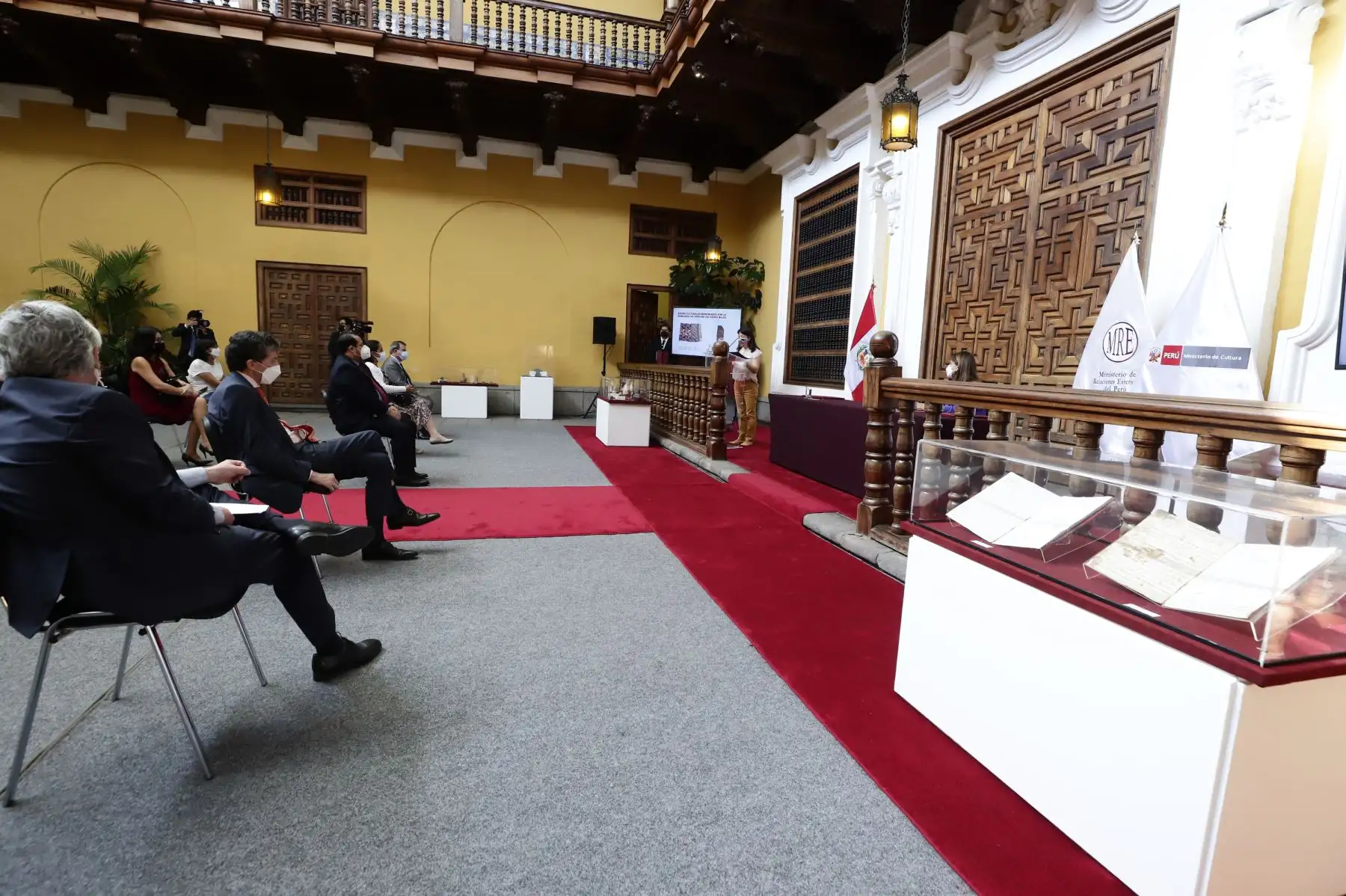 La secretaria general de Cancillería, Ana Rosa Valdivieso, hizo entrega a la ministra de Cultura, Gisela Ortiz, de un conjunto de 109 bienes culturales que fueron recuperados por nuestras Embajadas y Consulados de varios países de América y Europa. Foto: ANDINA/Mincul