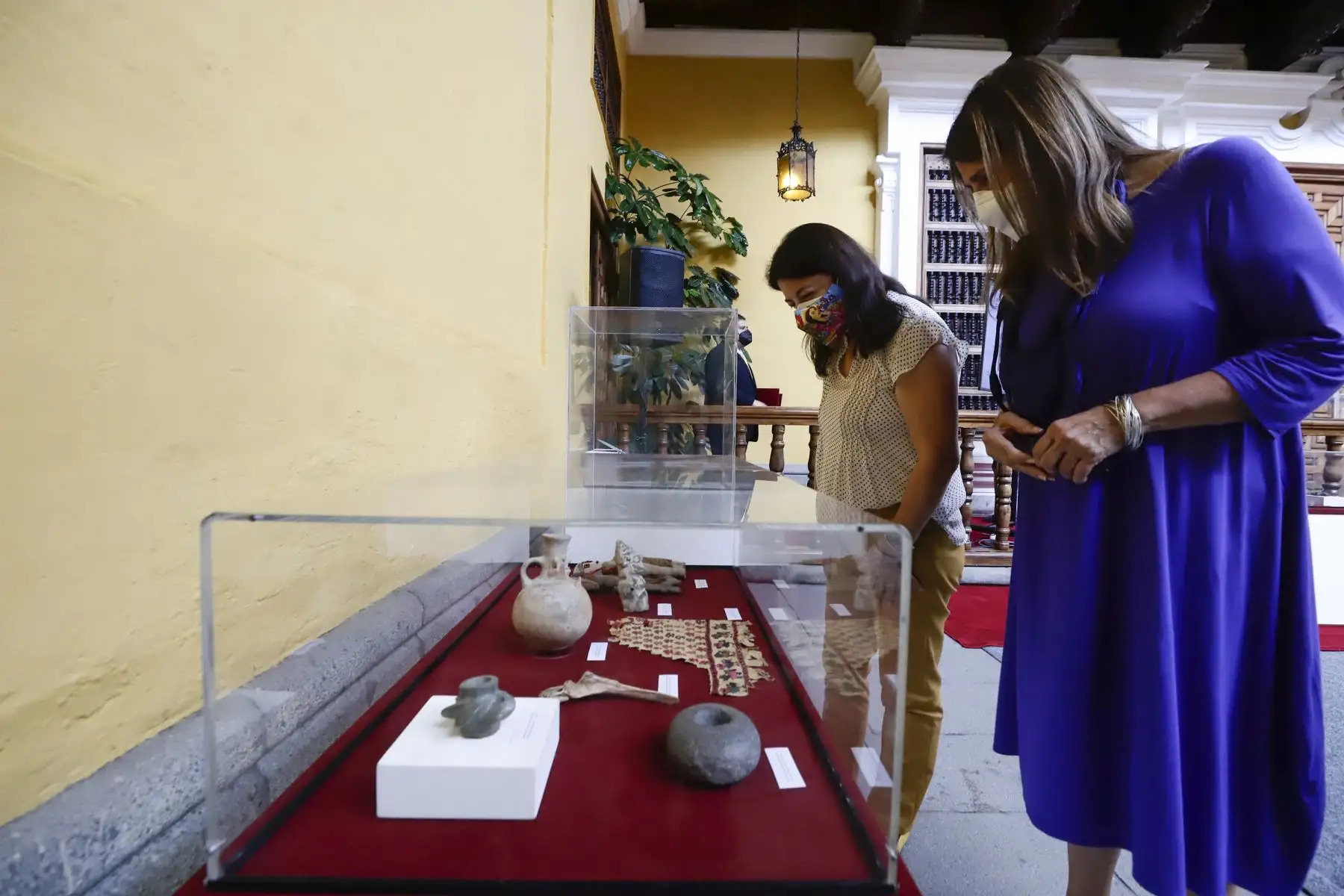 La secretaria general de Cancillería, Ana Rosa Valdivieso, hizo entrega a la ministra de Cultura, Gisela Ortiz, de un conjunto de 109 bienes culturales que fueron recuperados por nuestras Embajadas y Consulados de varios países de América y Europa. Foto: ANDINA/Mincul