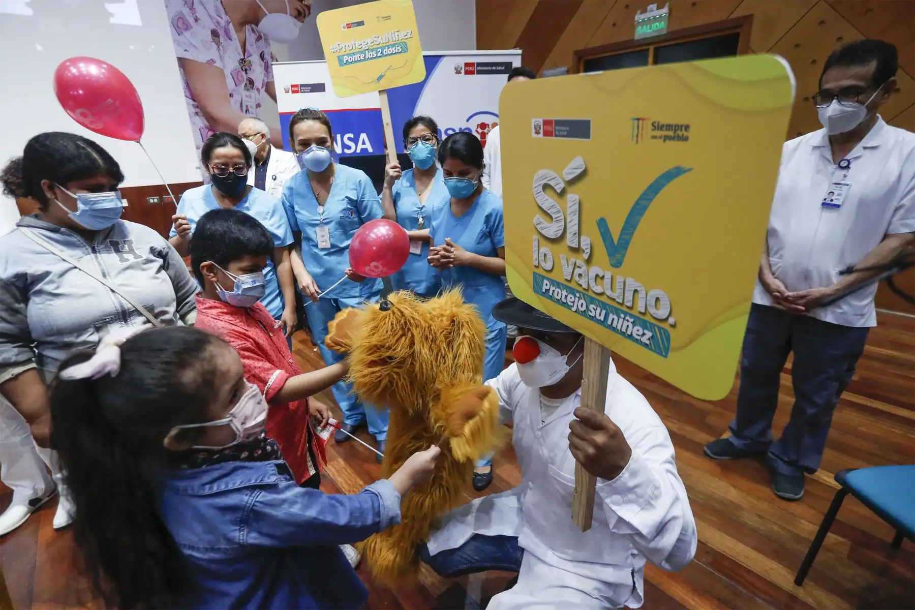 Niños del INSN-San Borja celebraron la llegada de la vacuna contra la covid-19 dirigida a menores entre 5 y 11 años.
Foto: ANDINA/Renato Pajuelo Niños del INSN-San Borja celebraron la llegada de la vacuna contra la covid-19 dirigida a menores entre 5 y 11 años.
Foto: ANDINA/Renato Pajuelo