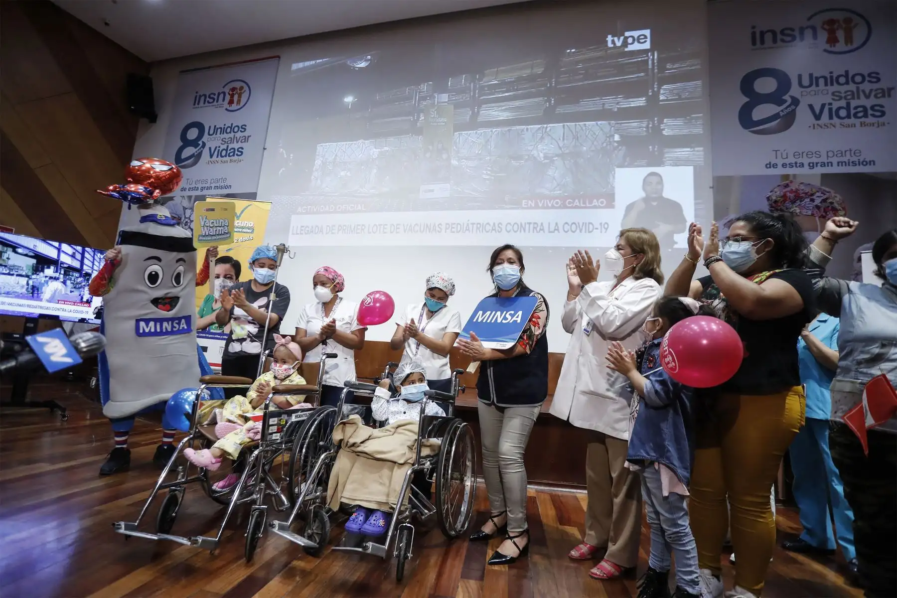 Niños del INSN-San Borja celebraron la llegada de la vacuna contra la covid-19 dirigida a menores entre 5 y 11 años.
Foto: ANDINA/Renato Pajuelo Niños del INSN-San Borja celebraron la llegada de la vacuna contra la covid-19 dirigida a menores entre 5 y 11 años.
Foto: ANDINA/Renato Pajuelo