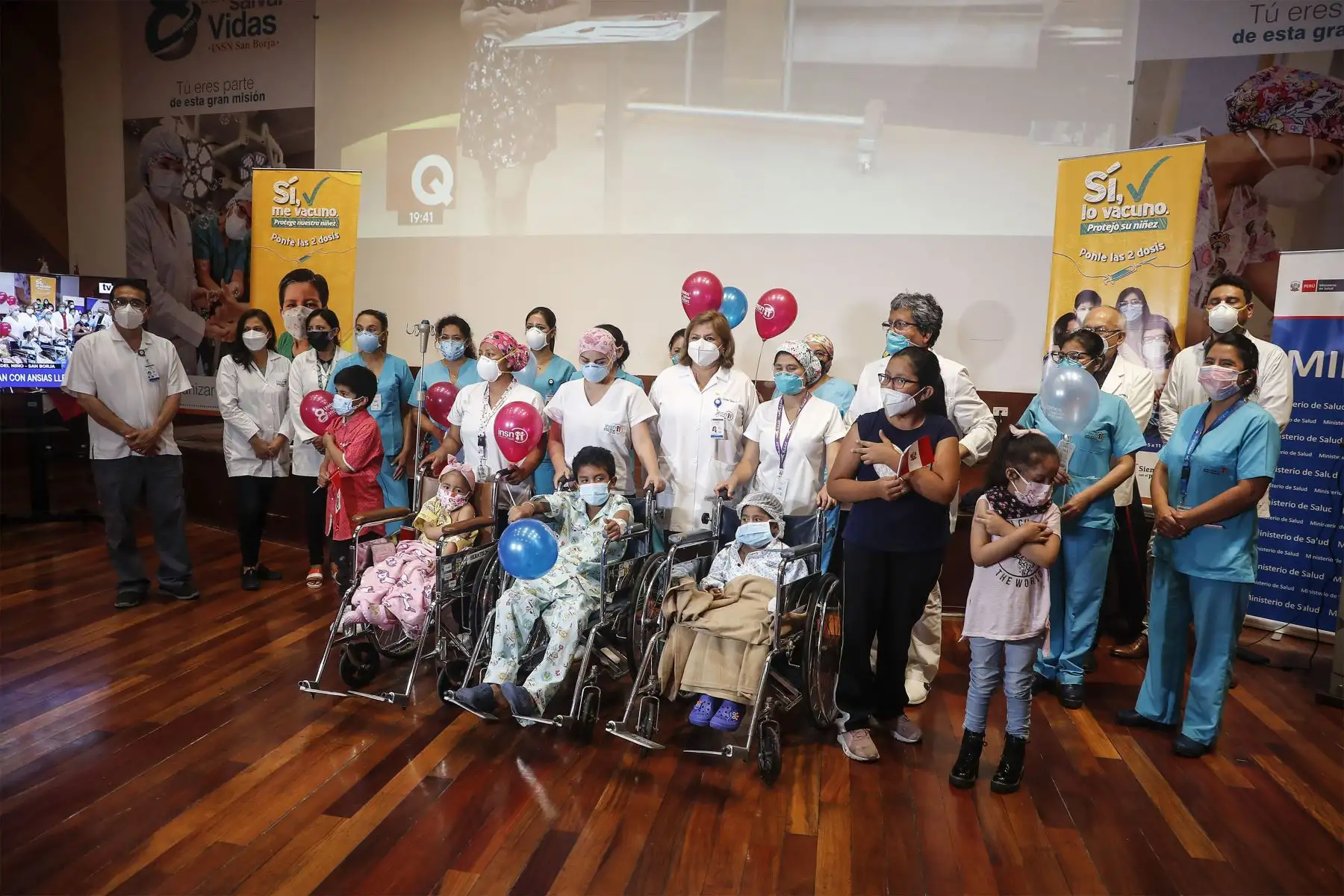 Niños del INSN-San Borja celebraron la llegada de la vacuna contra la covid-19 dirigida a menores entre 5 y 11 años.
Foto: ANDINA/Renato Pajuelo Niños del INSN-San Borja celebraron la llegada de la vacuna contra la covid-19 dirigida a menores entre 5 y 11 años.
Foto: ANDINA/Renato Pajuelo