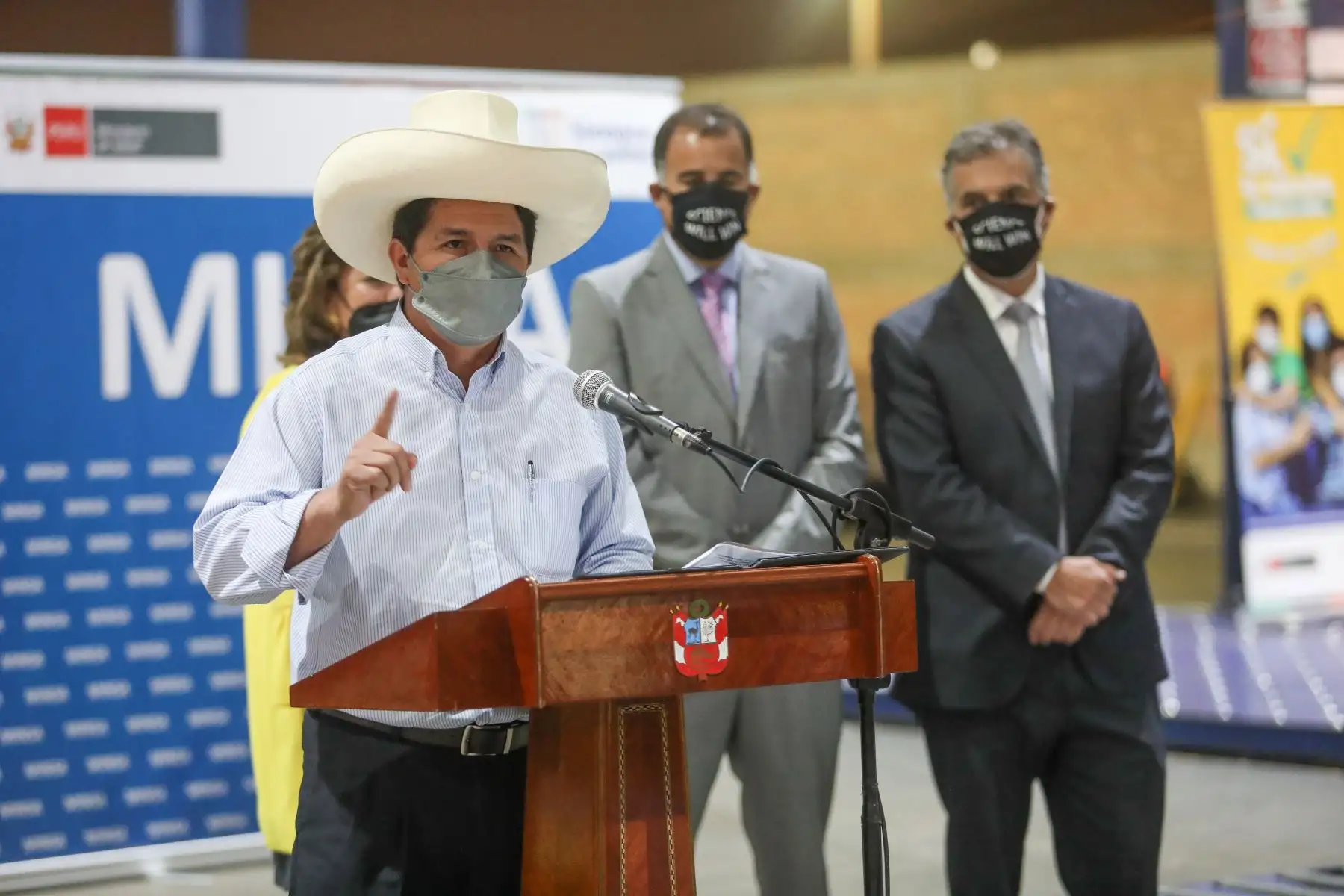 El presidente de la República, Pedro Castillo, recibe el primer lote de vacunas pediátricas contra la covid-19, con la finalidad de inmunizar a los menores de 5 a 11 años.
Foto: ANDINA/Prensa Presidencia