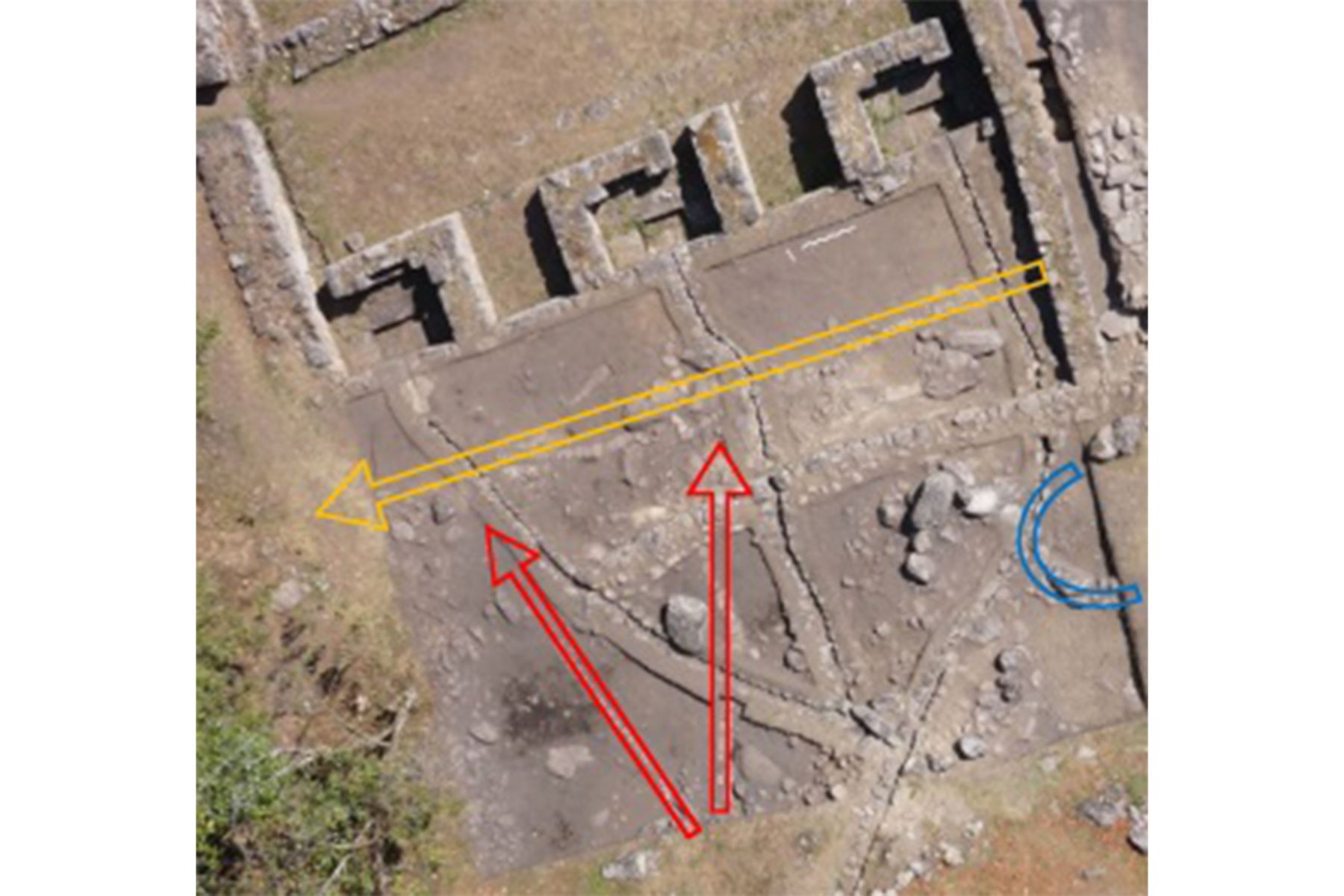 Las flechas indican las direcciones de los canales descubiertos y el muro semicircular en el sitio arqueológico de Chachabamba, región Cusco. Foto: B. Cmielewski, análisis de D. Sieczkowska.