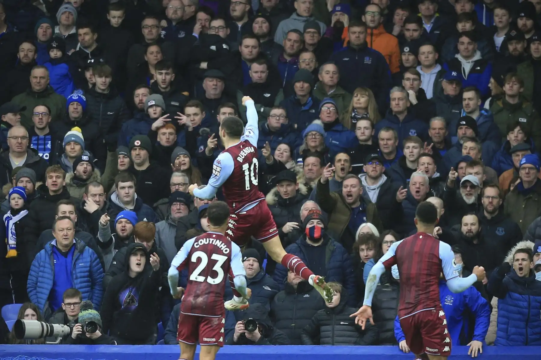 El mediocampista argentino del Aston Villa, Emiliano Buendía, celebra marcar el gol de apertura frente a los seguidores del Everton durante el partido de la Premier League. Foto: AFP