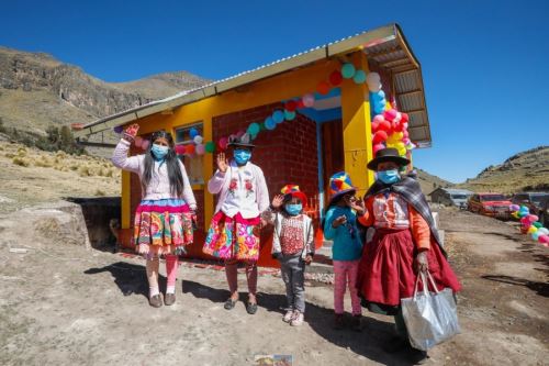 Un total de 4,784 viviendas bioclimáticas Sumaq Wasi construyó durante el 2021 el Ministerio de Vivienda, Construcción y Saneamiento en las zonas rurales de la región Cusco, en favor de las familias afectadas por heladas y friaje. Esta cifra histórica se realizó con una inversión de S/ 131 millones 536,080.