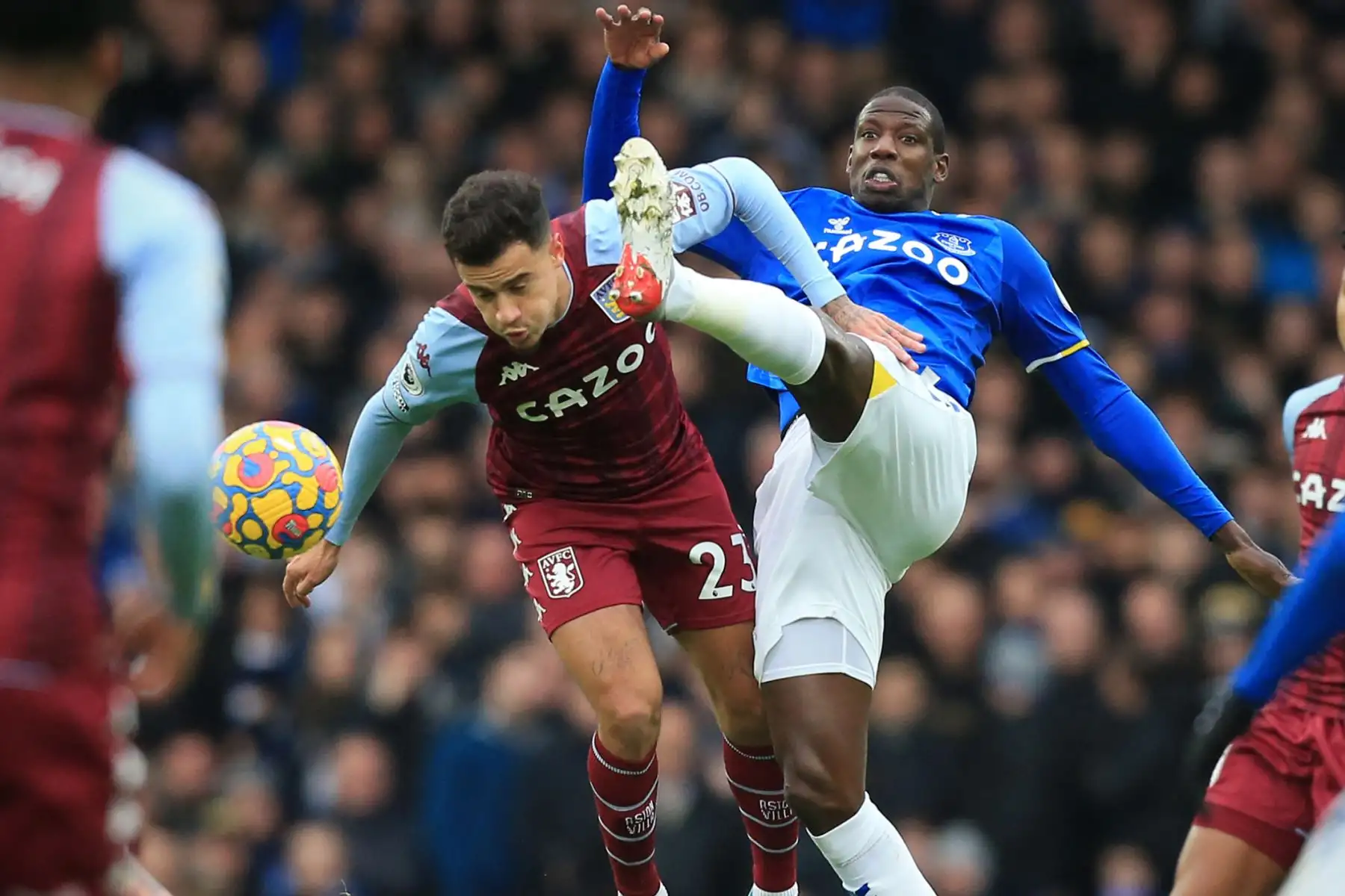 El mediocampista brasileño de Aston Villa, Philippe Coutinho, compite por el balón contra el mediocampista francés de Everton, Abdoulaye Doucoure, durante el partido de la Premier League.
Foto: AFP