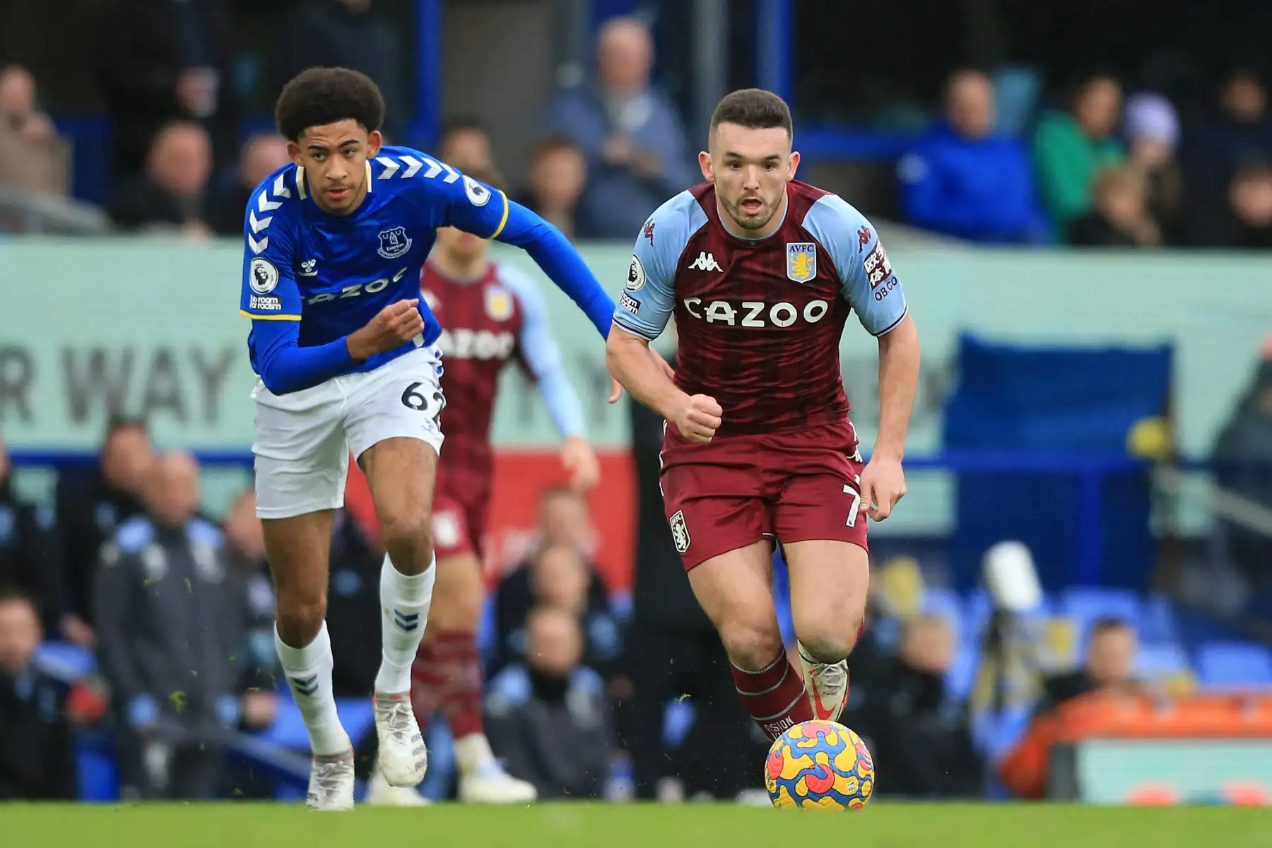 El centrocampista inglés del Everton, Tyler Onyango, compite por el balón contra el centrocampista escocés del Aston Villa, John McGinn, durante el partido de la Premier League, en Goodison Park.
Foto: AFP