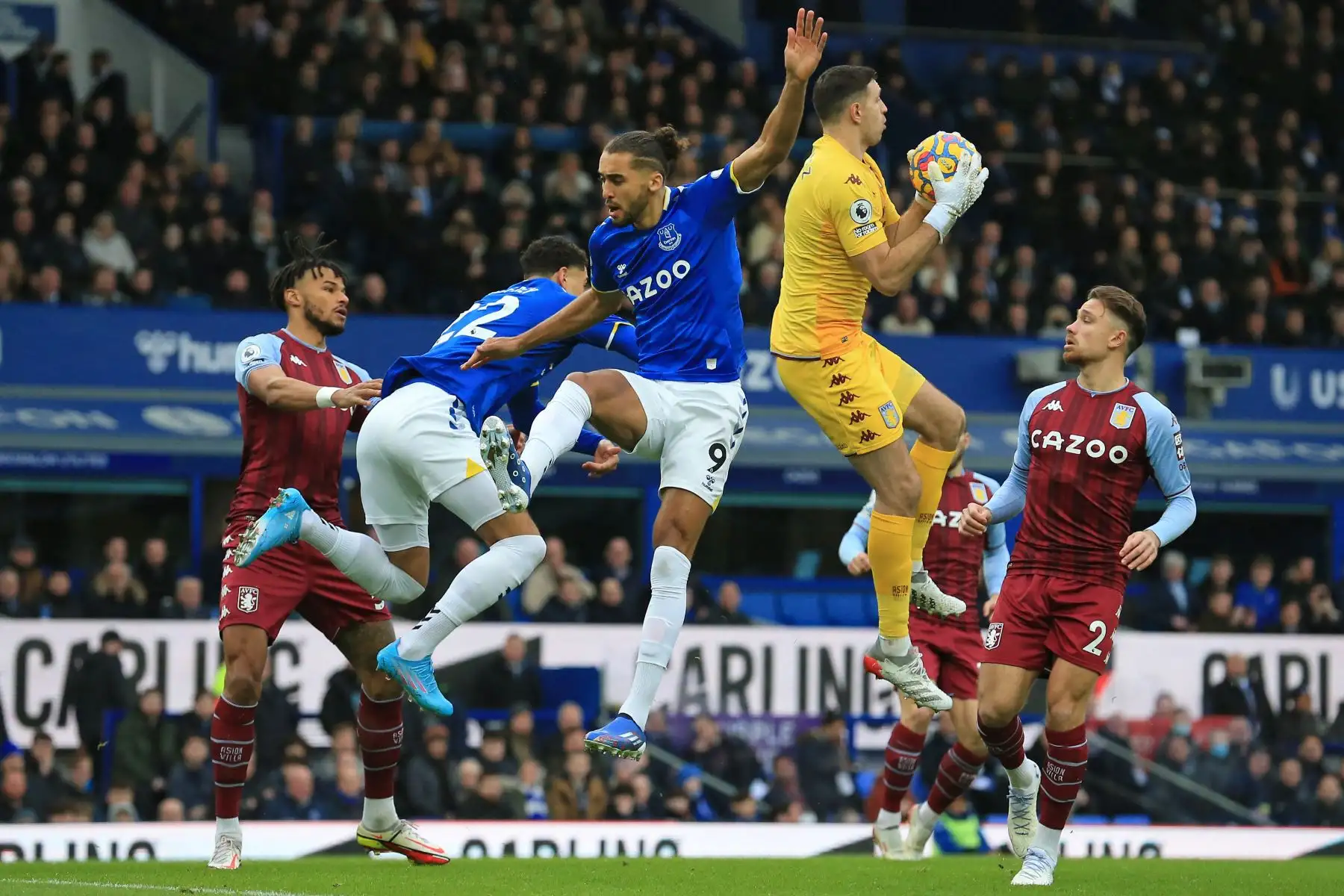 El portero argentino de Aston Villa, Emiliano Martínez, salta para recoger el balón mientras el delantero inglés del Everton, Dominic Calvert-Lewin, lo desafía durante el partido de la Premier League, en Goodison Park.
Foto: AFP