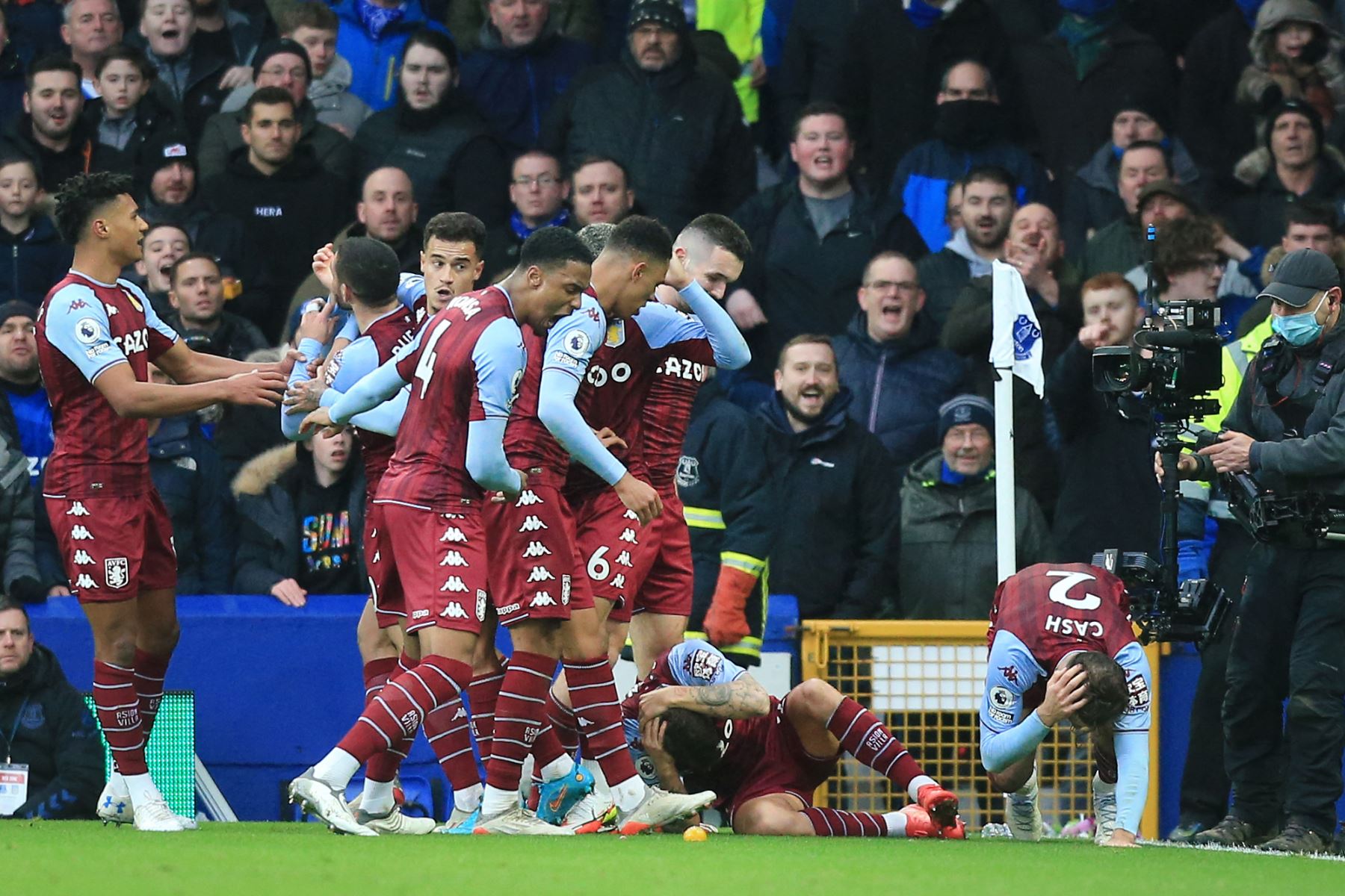 Los jugadores de Aston Villa reaccionan cuando el defensor inglés Matty Cash y el defensor francés de Aston Villa, Lucas Digne, yacen en el suelo después de ser golpeados por una botella lanzada por la multitud, en Goodison Park.
Foto: AFP