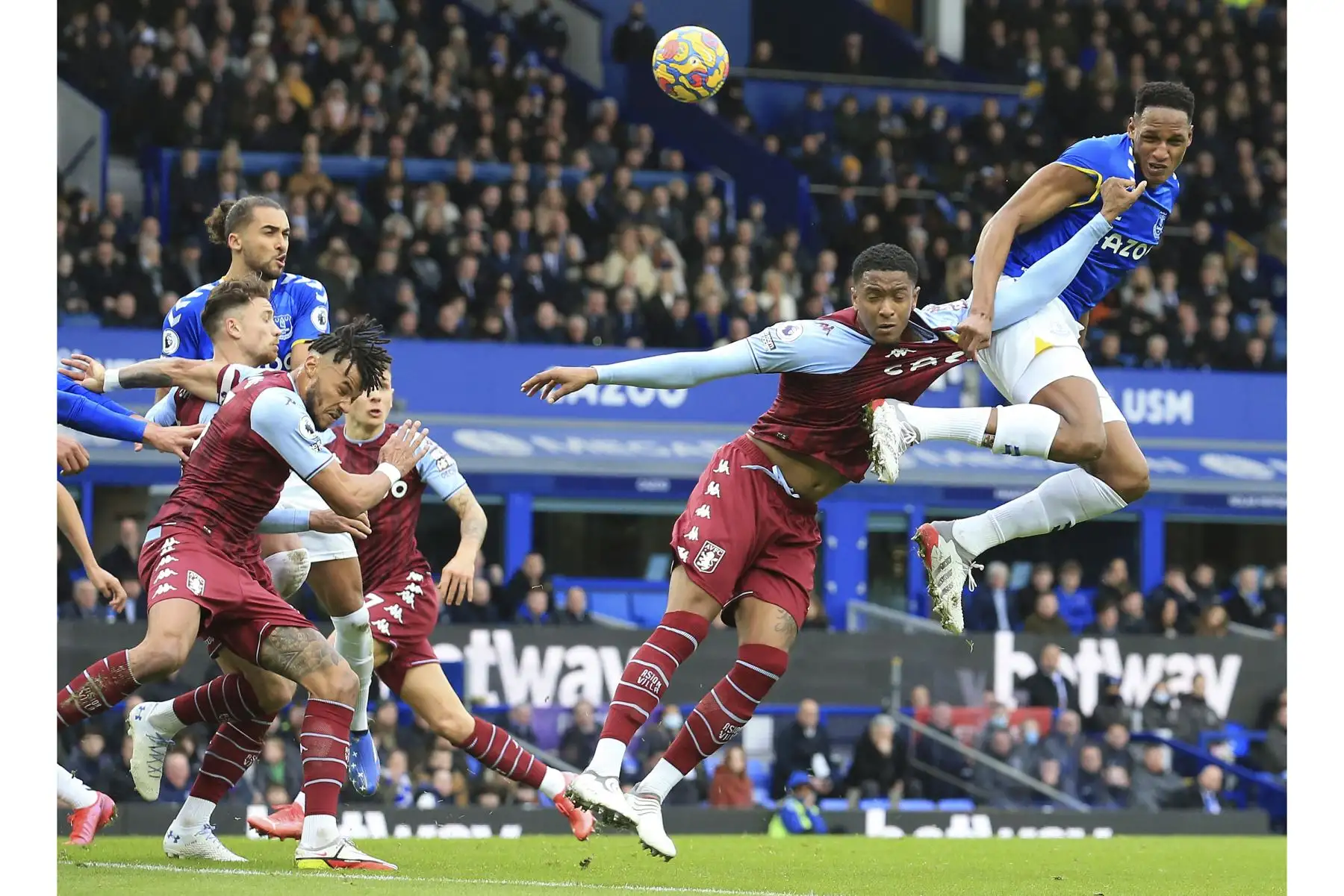 El defensor colombiano del Everton, Yerry Mina, salta para cabecear el balón mientras el defensor inglés del Aston Villa, Ezri Konsa, lo desafía durante el partido de la Premier League. Foto: AFP