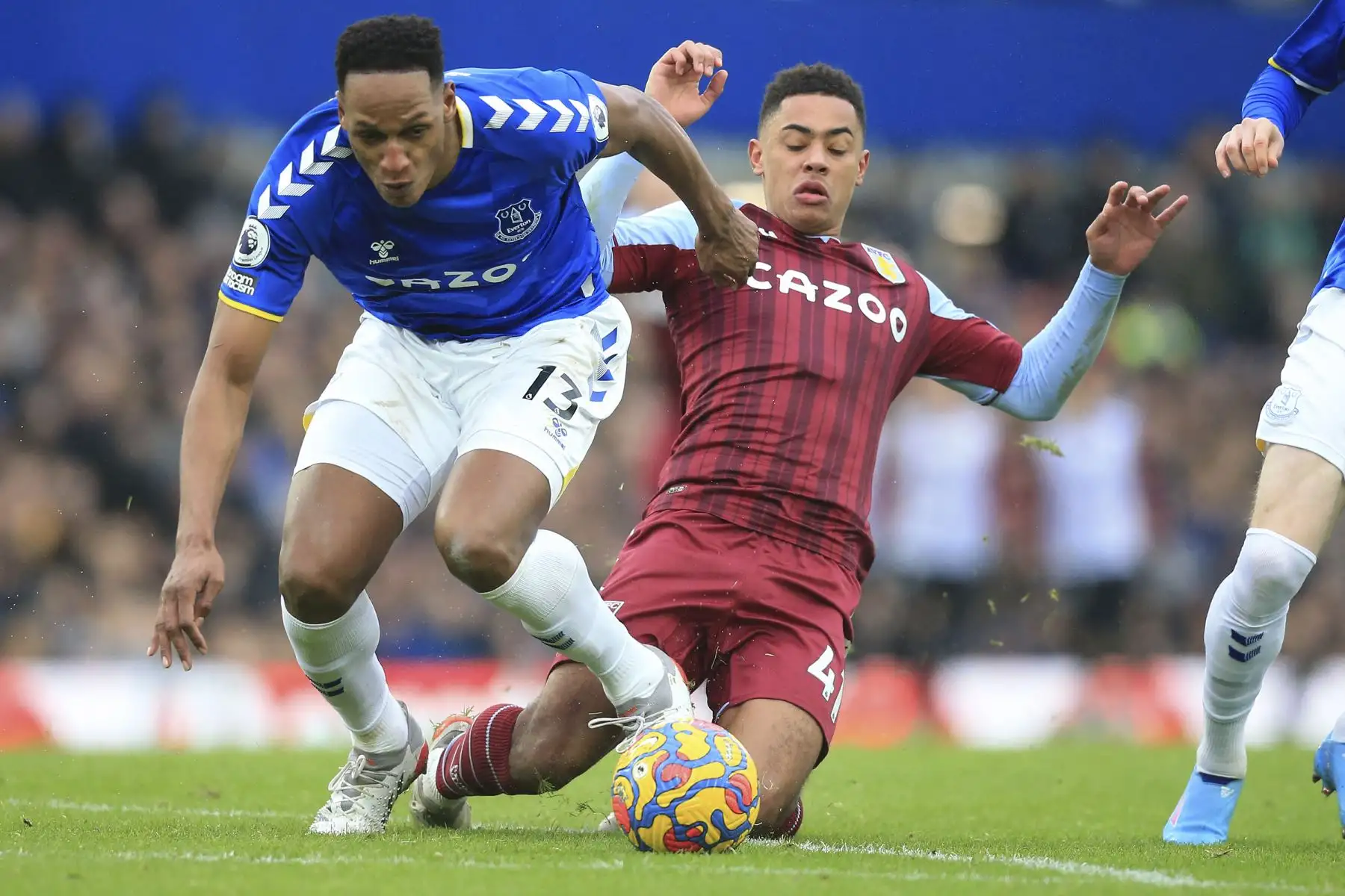 El mediocampista inglés del Aston Villa, Jacob Ramsey, compite por el balón contra el defensor colombiano del Everton, Yerry Mina, durante el partido de la Premier League. Foto: AFP