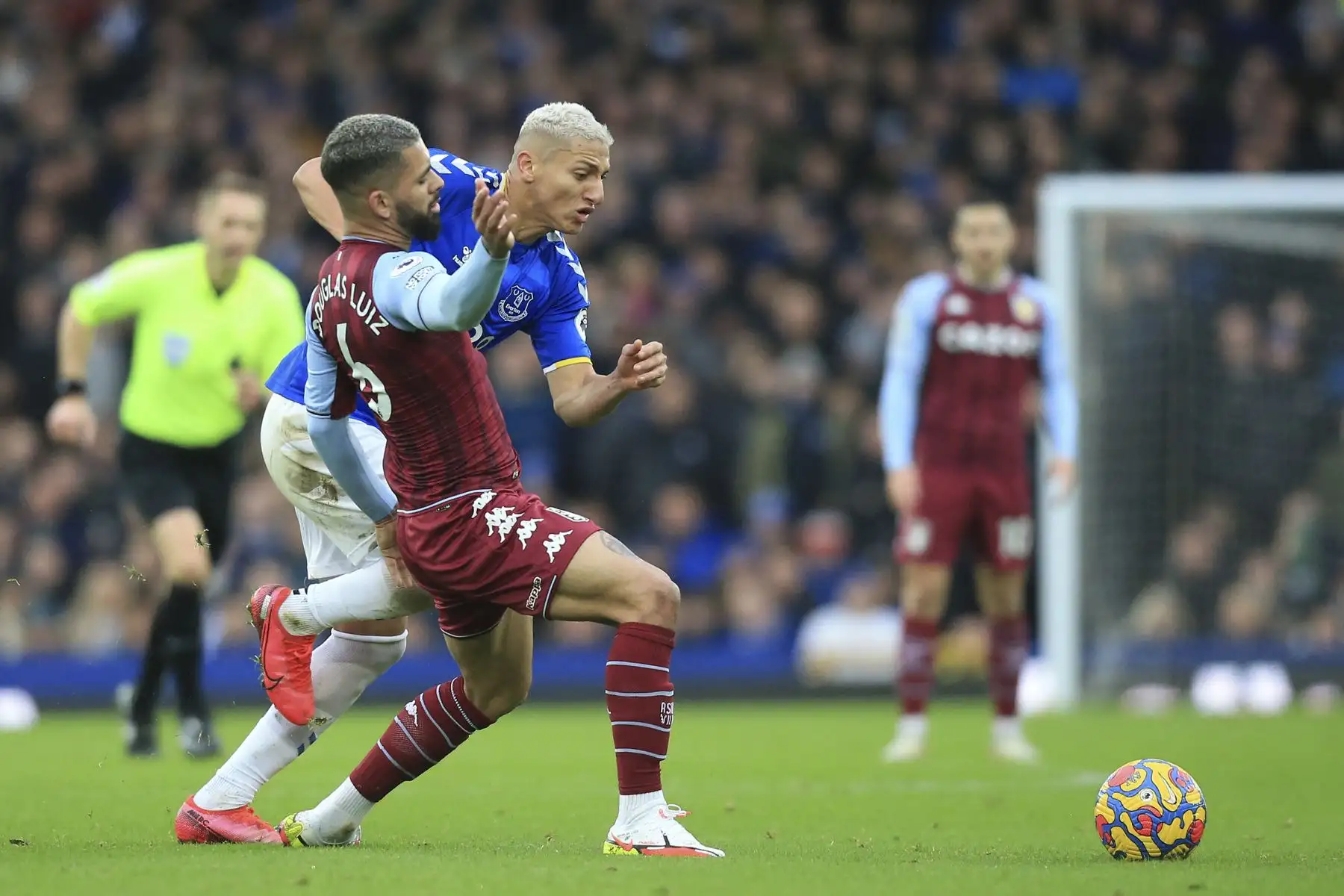 El mediocampista brasileño del Aston Villa, Douglas Luiz, compite por el balón contra el delantero brasileño del Everton, Richarlison, durante el partido de la Premier League. Foto: AFP