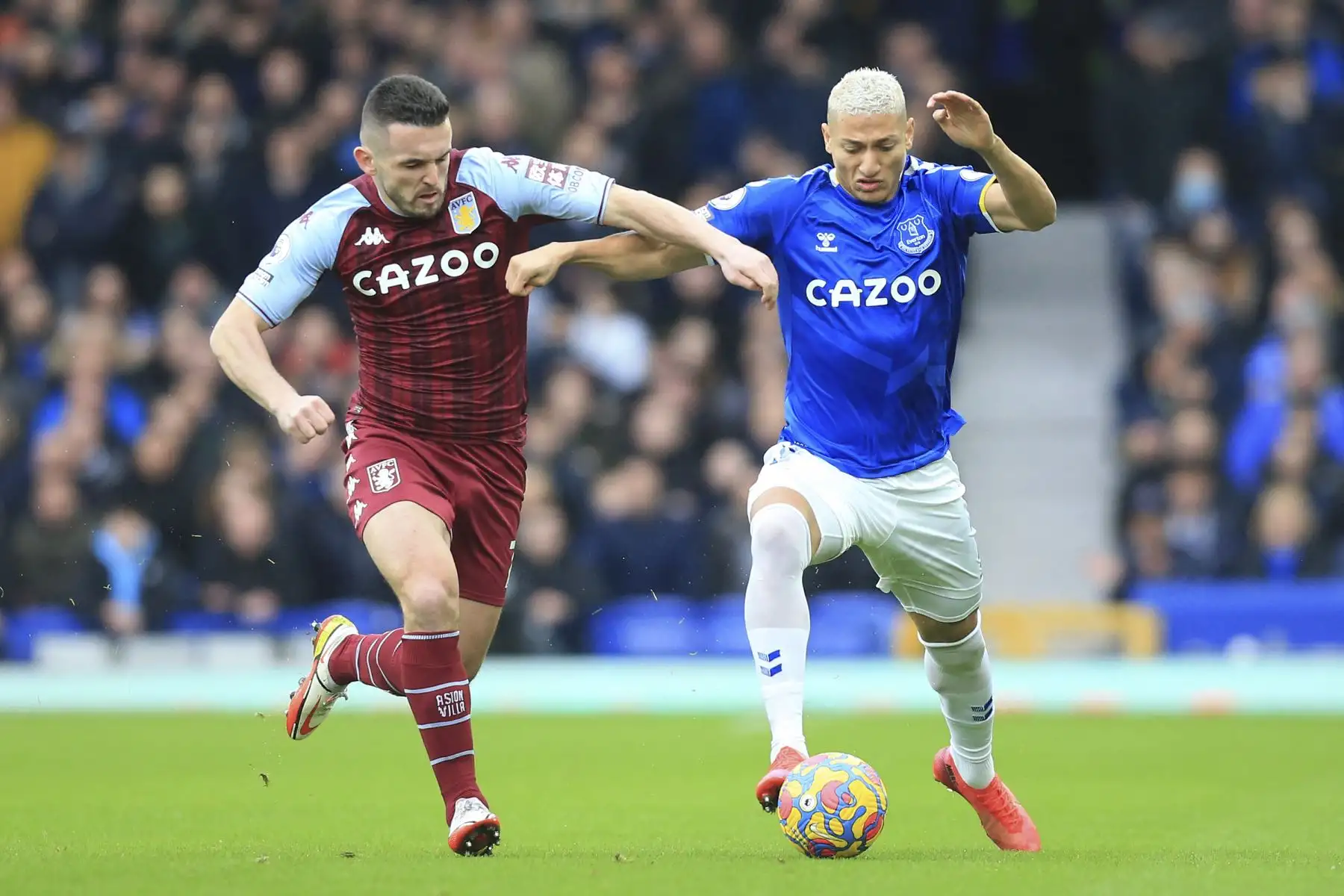 El mediocampista escocés del Aston Villa, John McGinn, compite por el balón contra el delantero brasileño del Everton, Richarlison, durante el partido de la Premier League. Foto: AFP