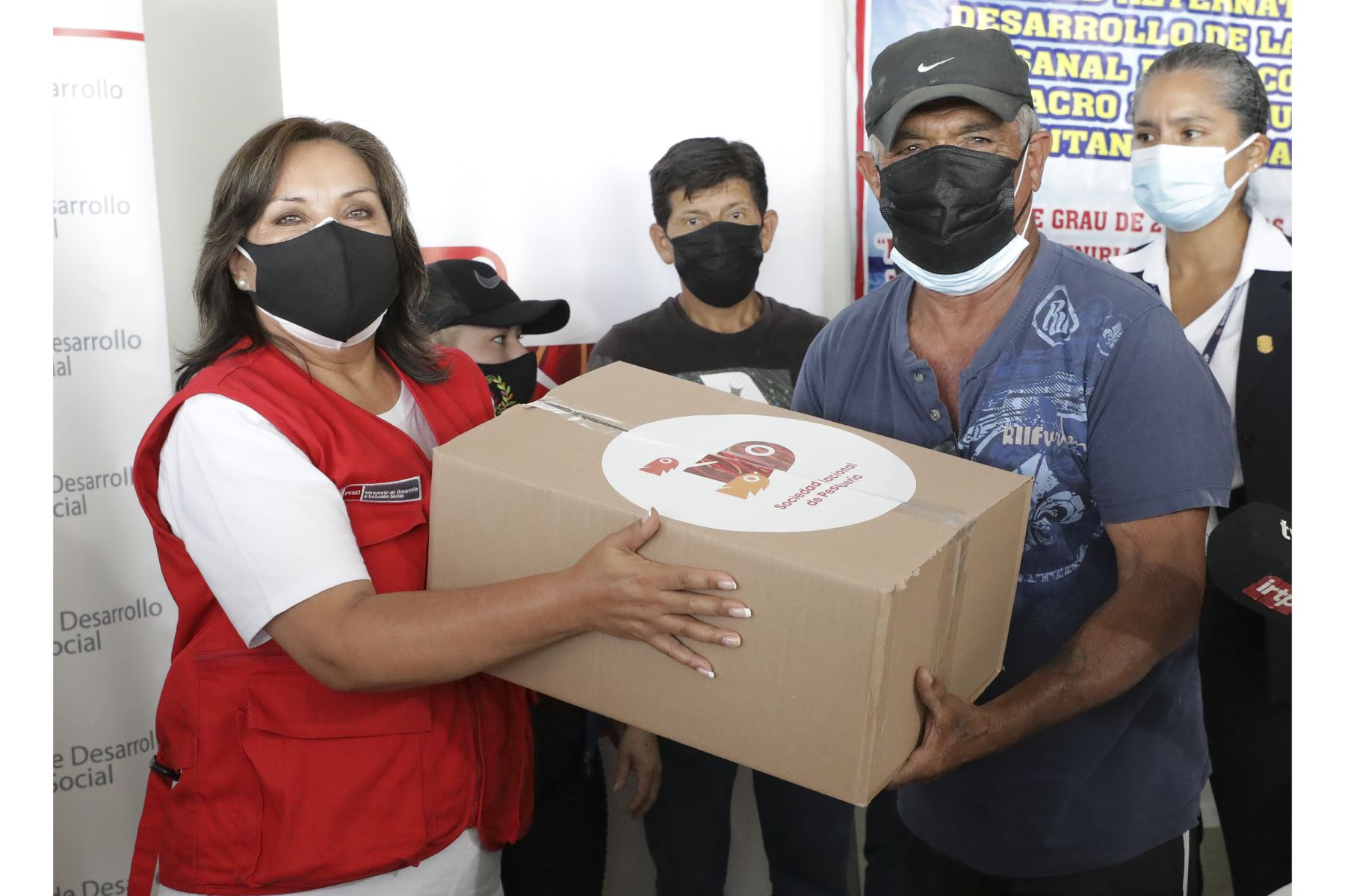 Se donaron 12 000 latas de atún en conserva (250 cajas), además de 400 packs de emergencia con víveres de primera necesidad. Foto: ANDINA/MIDIS