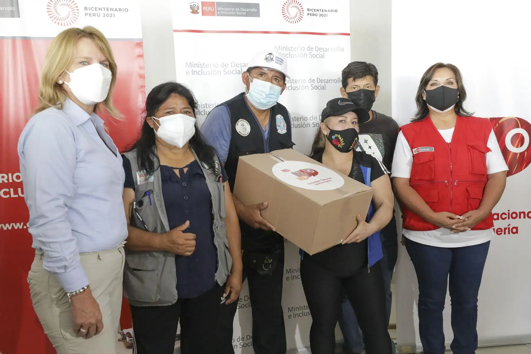 La titular del Ministerio de Desarrollo e Inclusión Social (Midis), Dina Boluarte, participó en la entrega de alimentos a más de 300 pescadores artesanales del distrito de Ventanilla afectados por el derrame de petróleo. La donación de alimentos por parte de la Sociedad Nacional de Pesquería se realizó gracias a la gestión hecha por el MIDIS. Foto: ANDINA/MIDIS