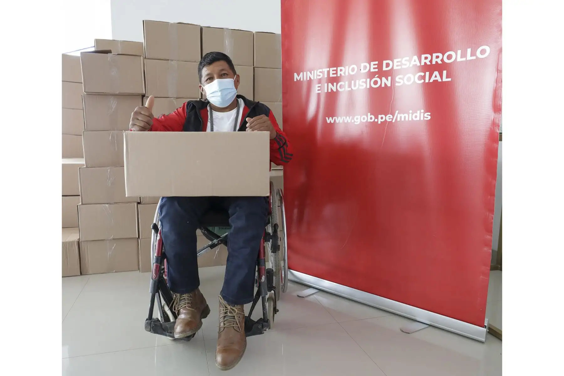 La titular del Ministerio de Desarrollo e Inclusión Social (Midis), Dina Boluarte, participó en la entrega de alimentos a más de 300 pescadores artesanales del distrito de Ventanilla afectados por el derrame de petróleo ocurrido el pasado 15 de enero. Foto: ANDINA/MIDIS