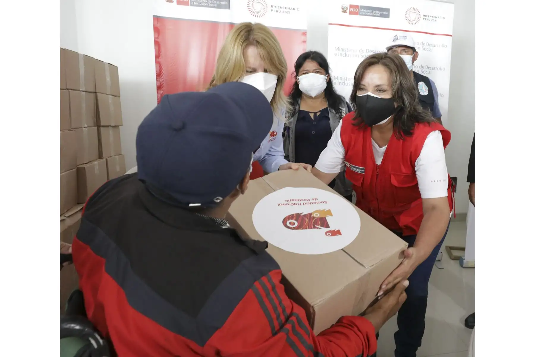 La titular del Ministerio de Desarrollo e Inclusión Social (Midis), Dina Boluarte, participó en la entrega de alimentos a más de 300 pescadores artesanales del distrito de Ventanilla afectados por el derrame de petróleo ocurrido el pasado 15 de enero. Foto: ANDINA/MIDIS