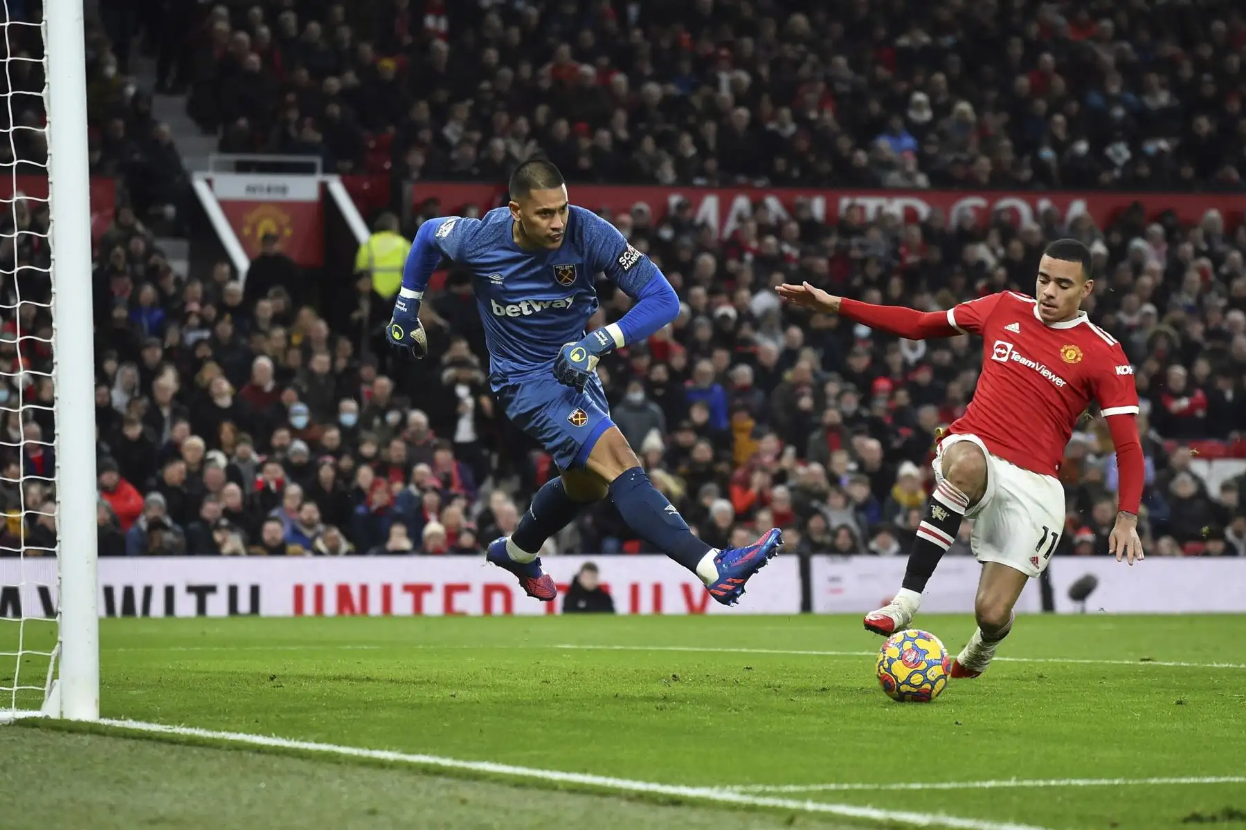 El portero del West Ham, Alphonse Areola, en acción contra Mason Greenwood del Manchester United durante el partido de la Premier League. Foto: EFE