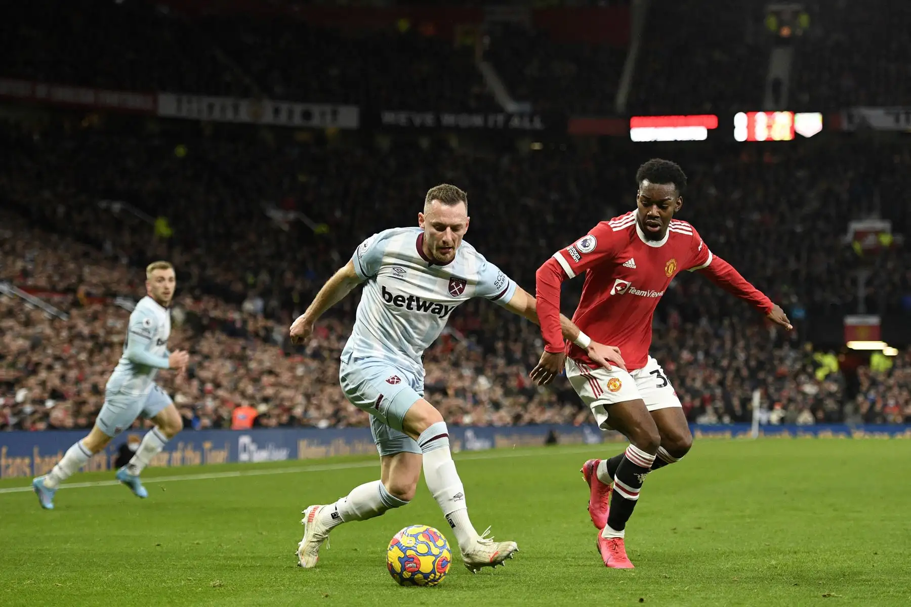 El defensor checo del West Ham, United Vladimir Coufal, compite por el balón contra el delantero sueco del Manchester United, Anthony Elanga, durante el partido de la Premier League. Foto: AFP