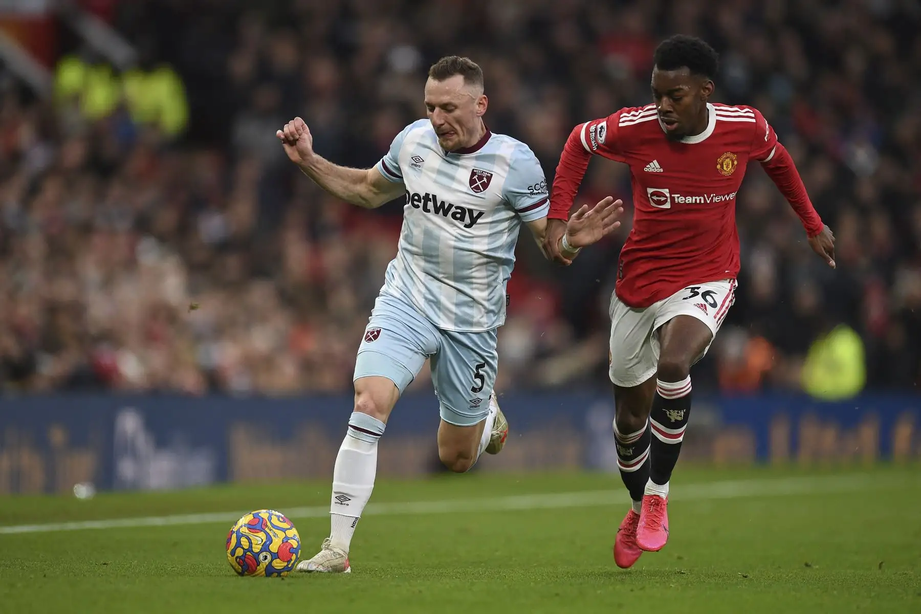 El defensor checo del West Ham United, Vladimir Coufal, compite por el balón contra el delantero sueco del Manchester United, Anthony Elanga, durante el partido de la Premier League. Foto: AFP