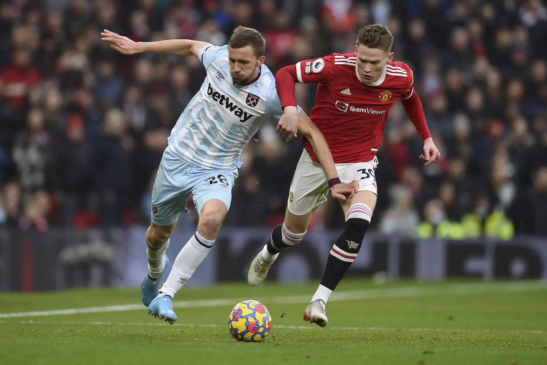 El mediocampista checo del West Ham United, Tomas Soucek, compite por el balón contra el mediocampista escocés del Manchester United, Scott McTominay, durante el partido de la Premier League. Foto: AFP