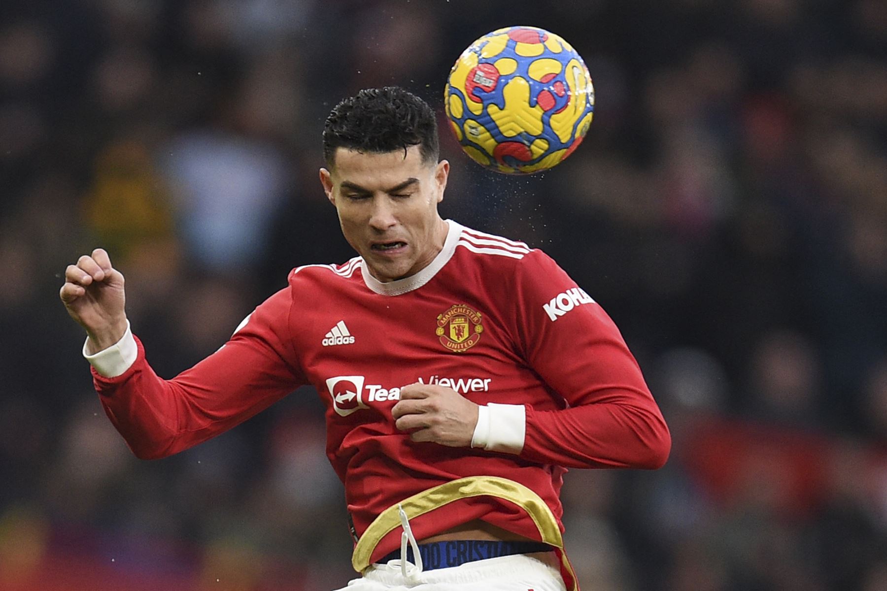 El delantero portugués del Manchester United, Cristiano Ronaldo, salta para cabecear el balón durante el partido de la Premier League. Foto: AFP