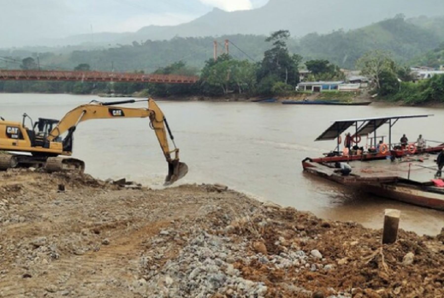 El Ministerio de Transportes y Comunicaciones (MTC) coordinó acciones para restablecer el tránsito vehicular en el kilómetro 679 de la carretera Tingo María-Tarapoto, en el distrito de La Pólvora, donde colapsó uno de los cables del puente Pizana. ANDINA/Difusión