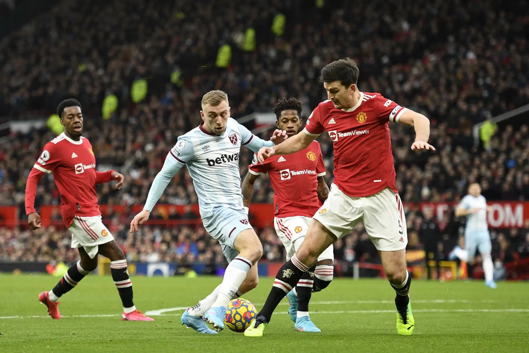 El delantero inglés del West Ham United, Jarrod Bowen, compite por el balón contra el defensor inglés del Manchester United, Harry Maguire, durante el partido de la Premier League. Foto: AFP