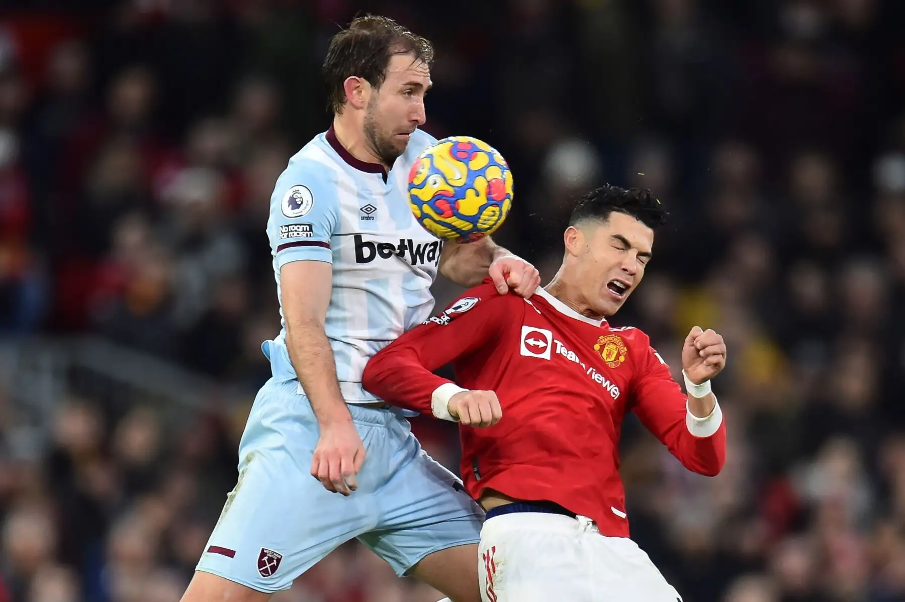 Craig Dawson del West Ham en acción contra Cristiano Ronaldo del Manchester United durante el partido de la Premier League. Foto: EFE