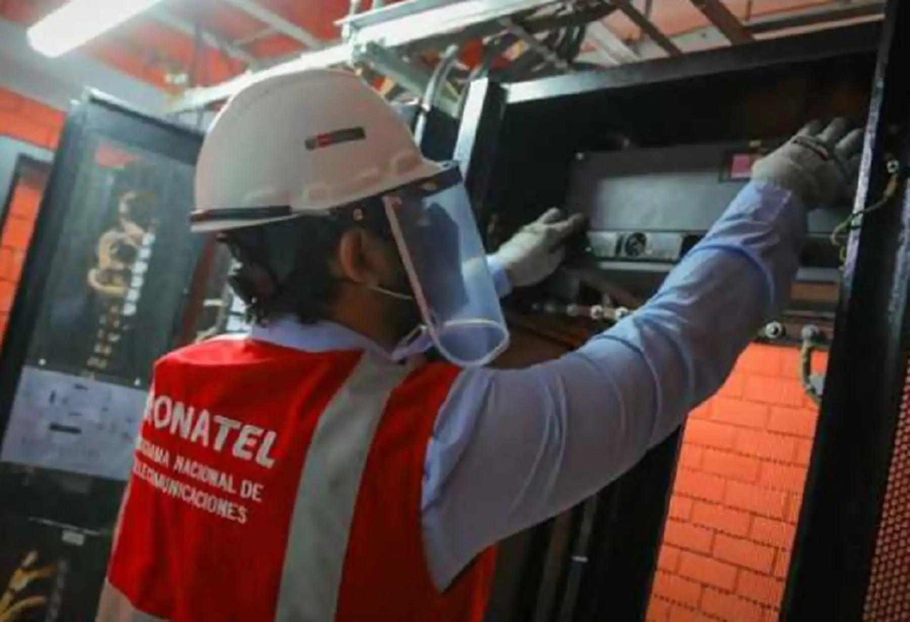 Con el objetivo de continuar acortando la brecha digital en el país, el Ministerio de Transportes y Comunicaciones, a través del Programa Nacional de Telecomunicaciones, supervisó el avance en la implementación del proyecto de banda ancha para la región Pasco, que beneficiará con Internet a más de 110,505 ciudadanos de zonas rurales.