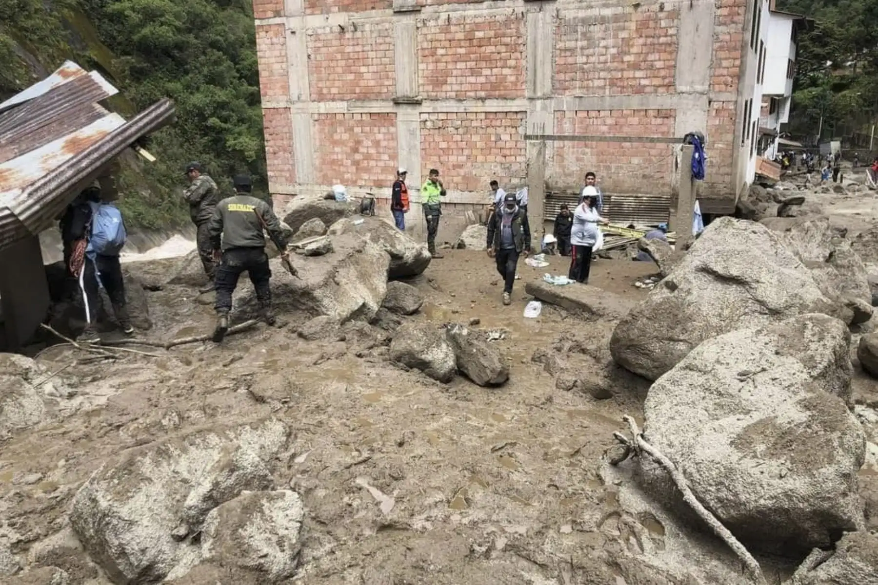 Las intensas lluvias registradas en la región de Cusco provocaron el desborde del río Alcamayo que cubrió lodo y piedras las calles del Machu Picchu Pueblo. Foto: EFE