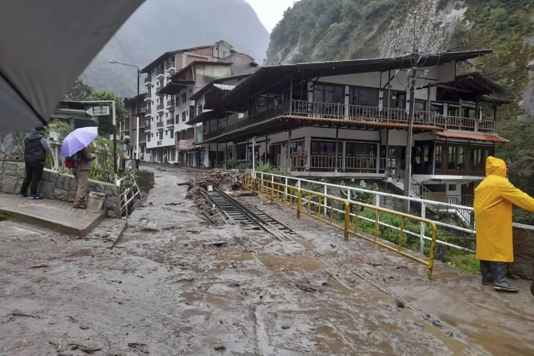 Las intensas lluvias registradas en la región de Cusco provocaron el desborde del río Alcamayo que cubrió lodo y piedras las calles del Machu Picchu Pueblo. Foto: EFE