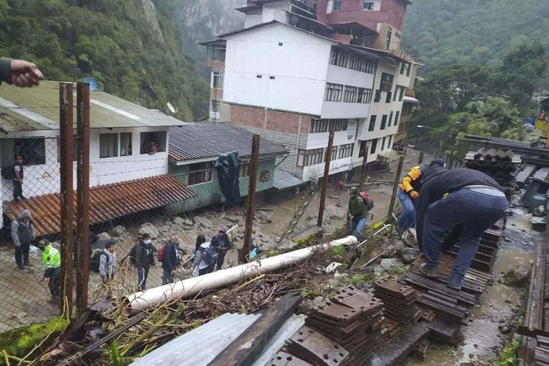 Las intensas lluvias registradas en la región de Cusco provocaron el desborde del río Alcamayo que cubrió lodo y piedras las calles del Machu Picchu Pueblo. Foto: EFE