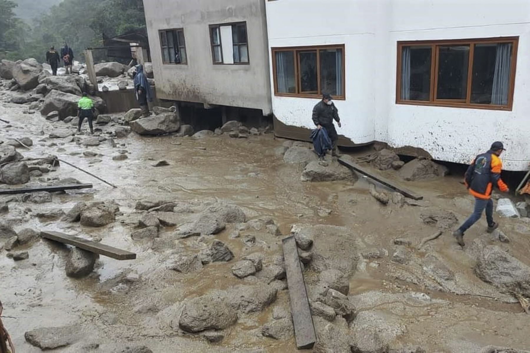 Las intensas lluvias registradas en la región de Cusco provocaron el desborde del río Alcamayo que cubrió lodo y piedras las calles del Machu Picchu Pueblo. Foto: EFE