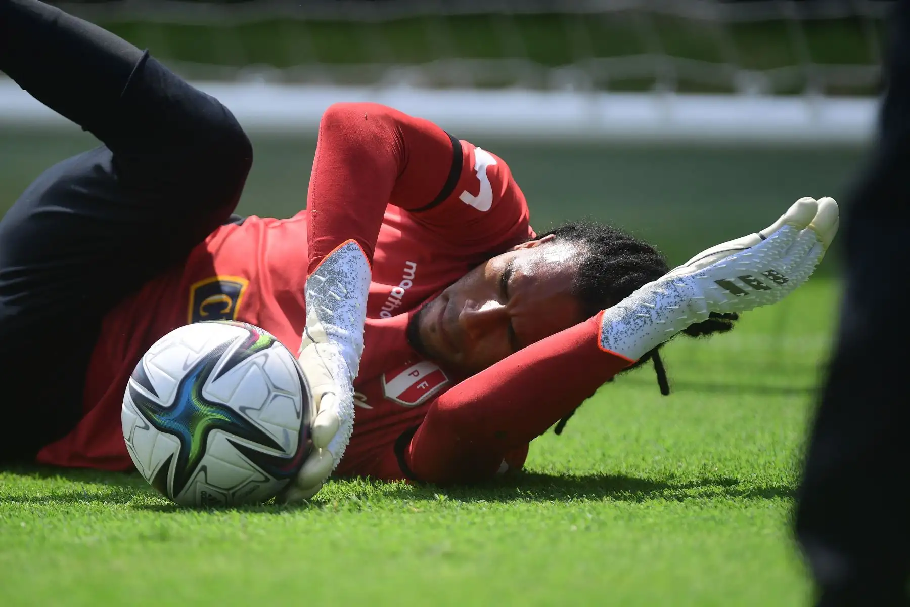Pedro Gallese de la Selección peruana realiza sus entrenamientos para enfrentar a Colombia, en Barranquilla, el próximo viernes 28 de enero, por las Eliminatorias Qatar 2022. Foto: FPF