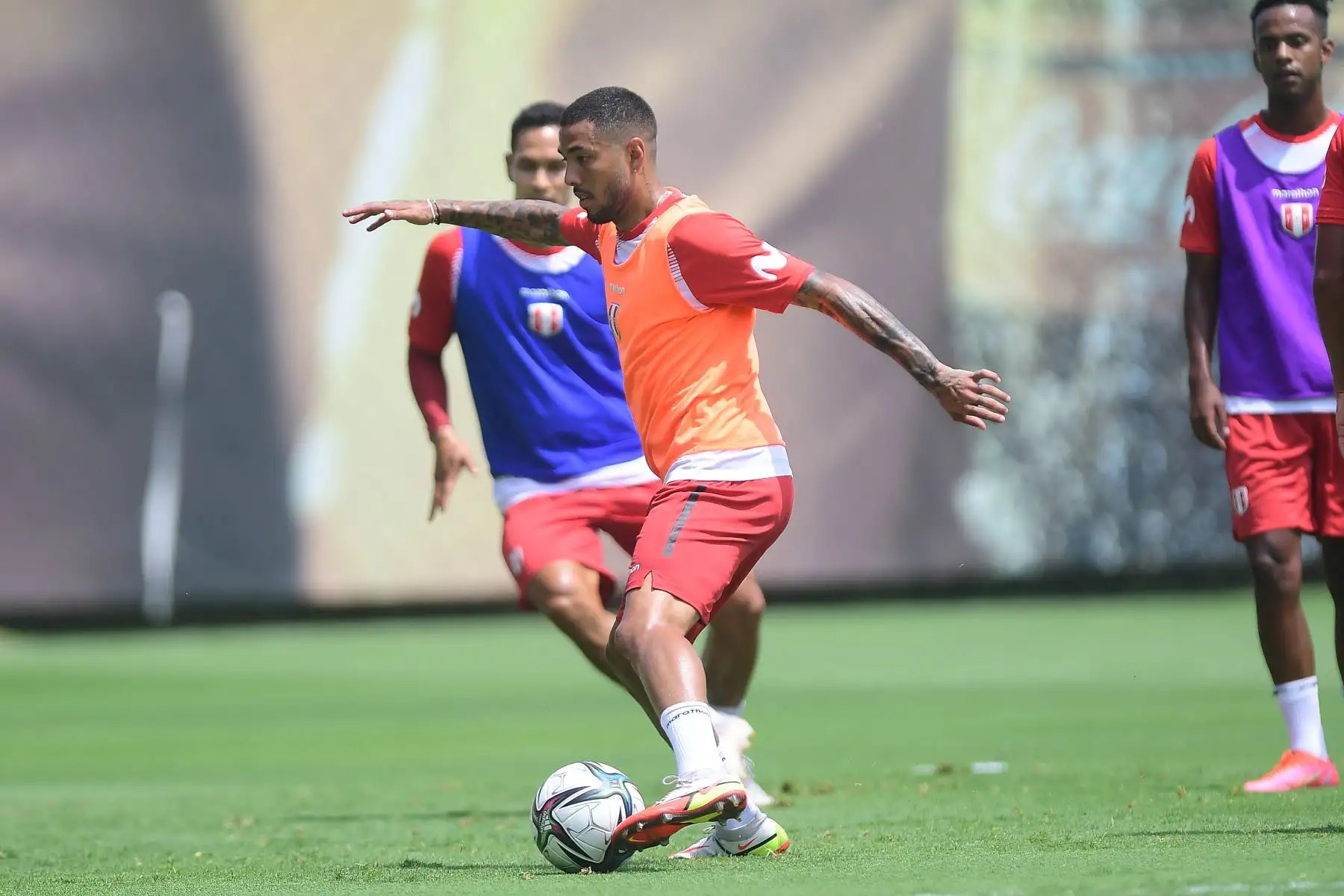 Sergio Peña de la Selección peruana realiza sus entrenamientos para enfrentar a Colombia, en Barranquilla, el próximo viernes 28 de enero, por las Eliminatorias Qatar 2022. Foto: FPF
