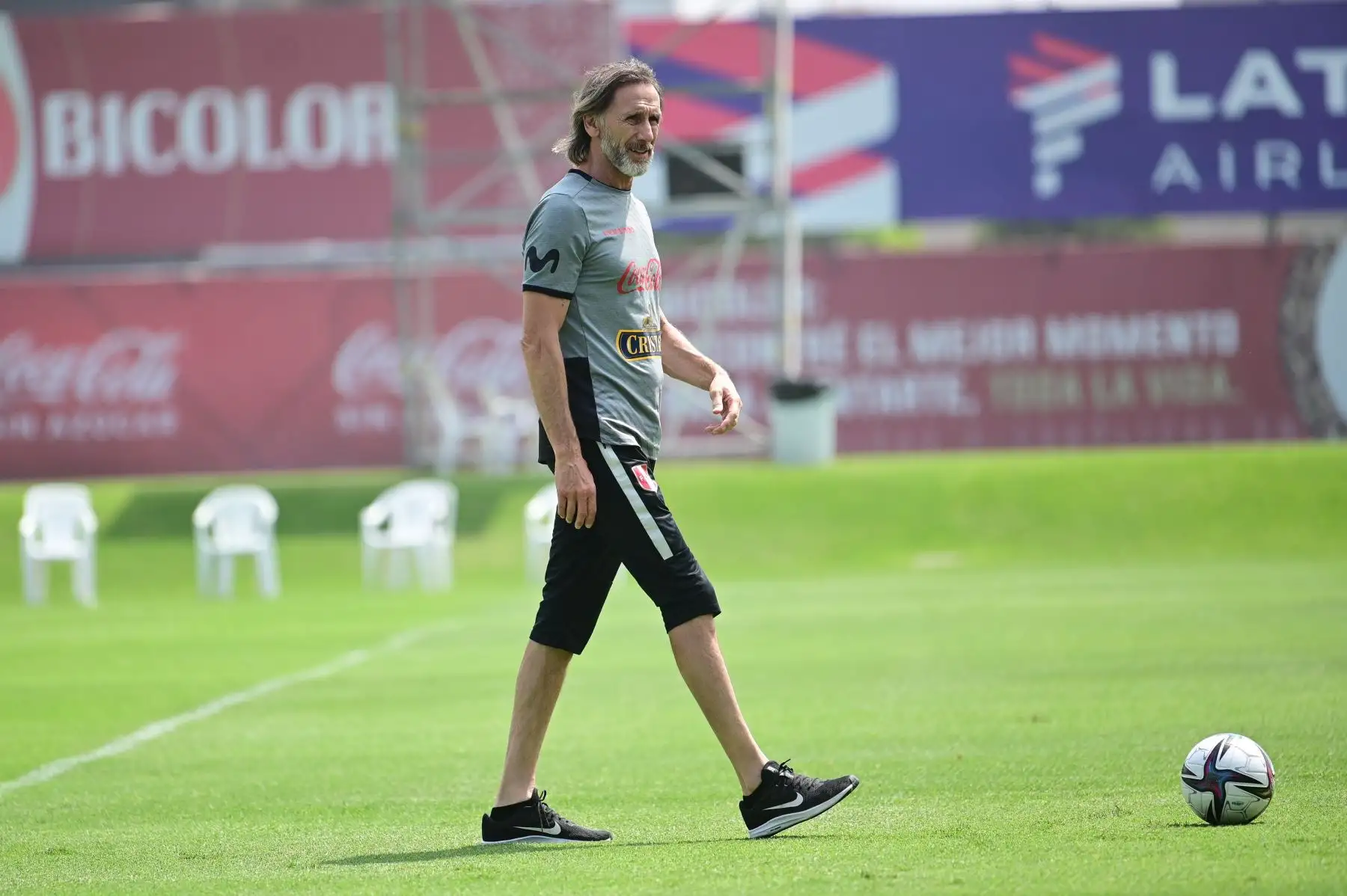 Ricardo Gareca, DT de la Selección peruana, dirige los entrenamientos para enfrentar a Colombia, en Barranquilla, el próximo viernes 28 de enero, por las Eliminatorias Qatar 2022. Foto: FPF