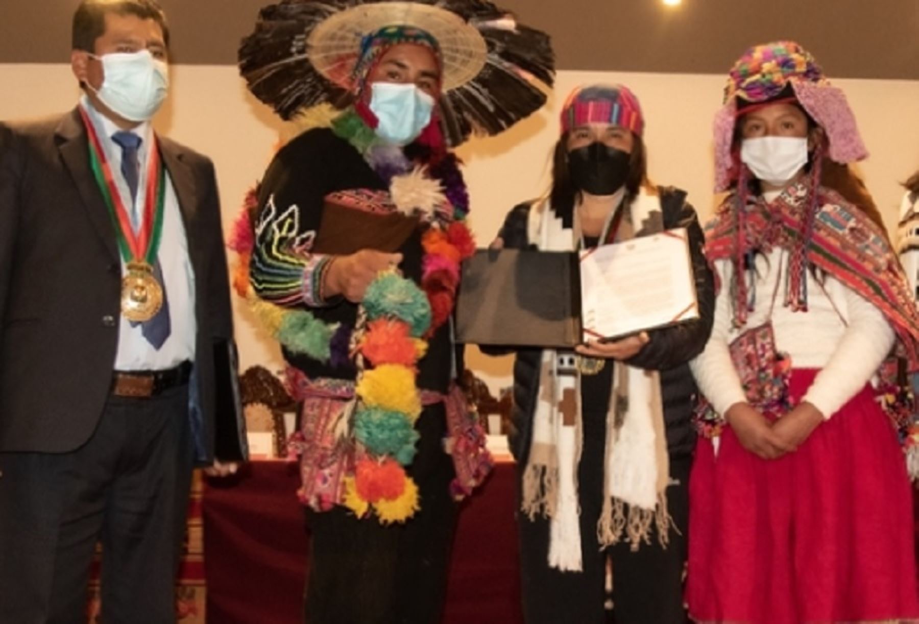 En su segundo día de visita a la región Puno, la viceministra de Patrimonio Cultural e Industrias Culturales, Sonaly Tuesta, entregó en Juliaca las resoluciones que declaran como Patrimonio Cultural de la Nación a la danza Hach’akallas, que provienen de dos localidades de la provincia de Carabaya.