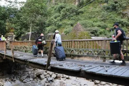 Un grupo de 852 turistas, entre nacionales y extranjeros, fue trasladado con la ayuda de brigadistas de Defensa Civil y efectivos de la Policía Nacional desde el distrito de Machu Picchu Pueblo, afectado por un enorme huaico ocurrido en la víspera, hasta el distrito de Ollantaytambo, informó la municipalidad distrital.
