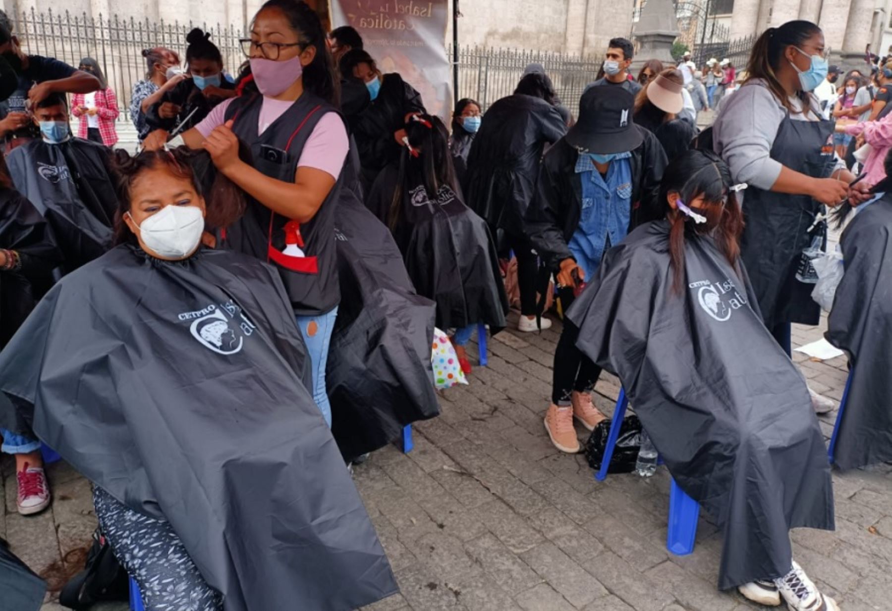 Continúa en Arequipa la campaña de donación de cabello humano para ser utilizado como absorbente de la grasa del petróleo derramado en la playa Cavero en el mar de Ventanilla, en Lima. La actividad se desarrollará hasta el miércoles 26 en la plaza de Armas de la ciudad.