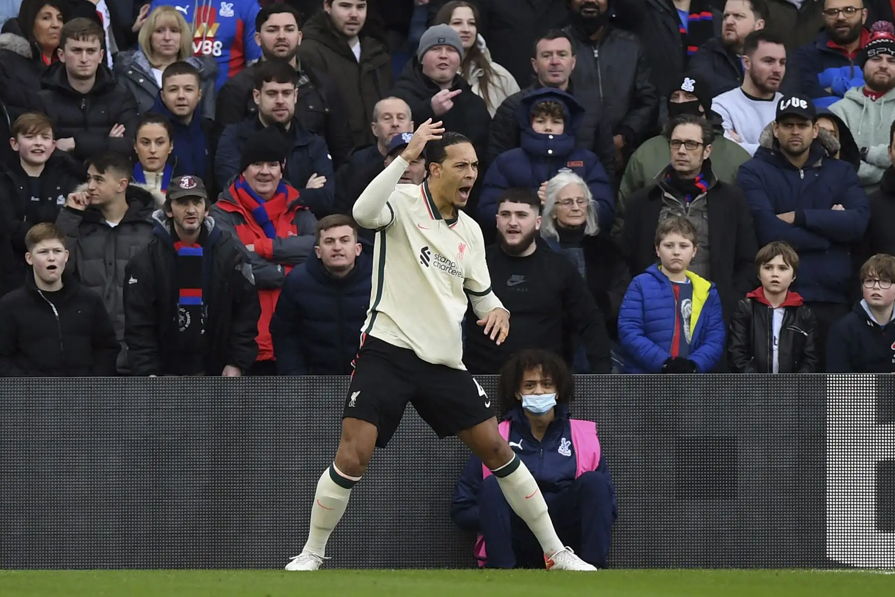 El defensa holandés del Liverpool, Virgil van Dijk, celebra tras marcar el primer gol de su equipo durante el partido de la Premier League, en el estadio Selhurst Park. Foto: AFP