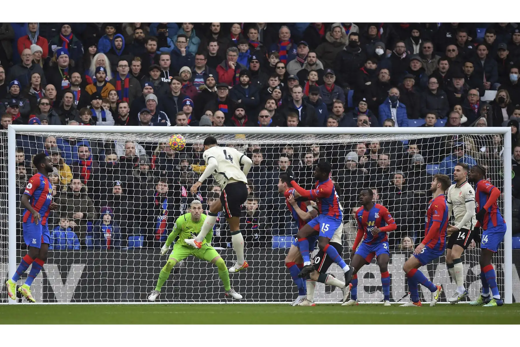 El defensa holandés del Liverpool, Virgil van Dijk, anota el primer gol de su equipo durante el partido de la Premier League, en el estadio Selhurst Park. Foto: AFP