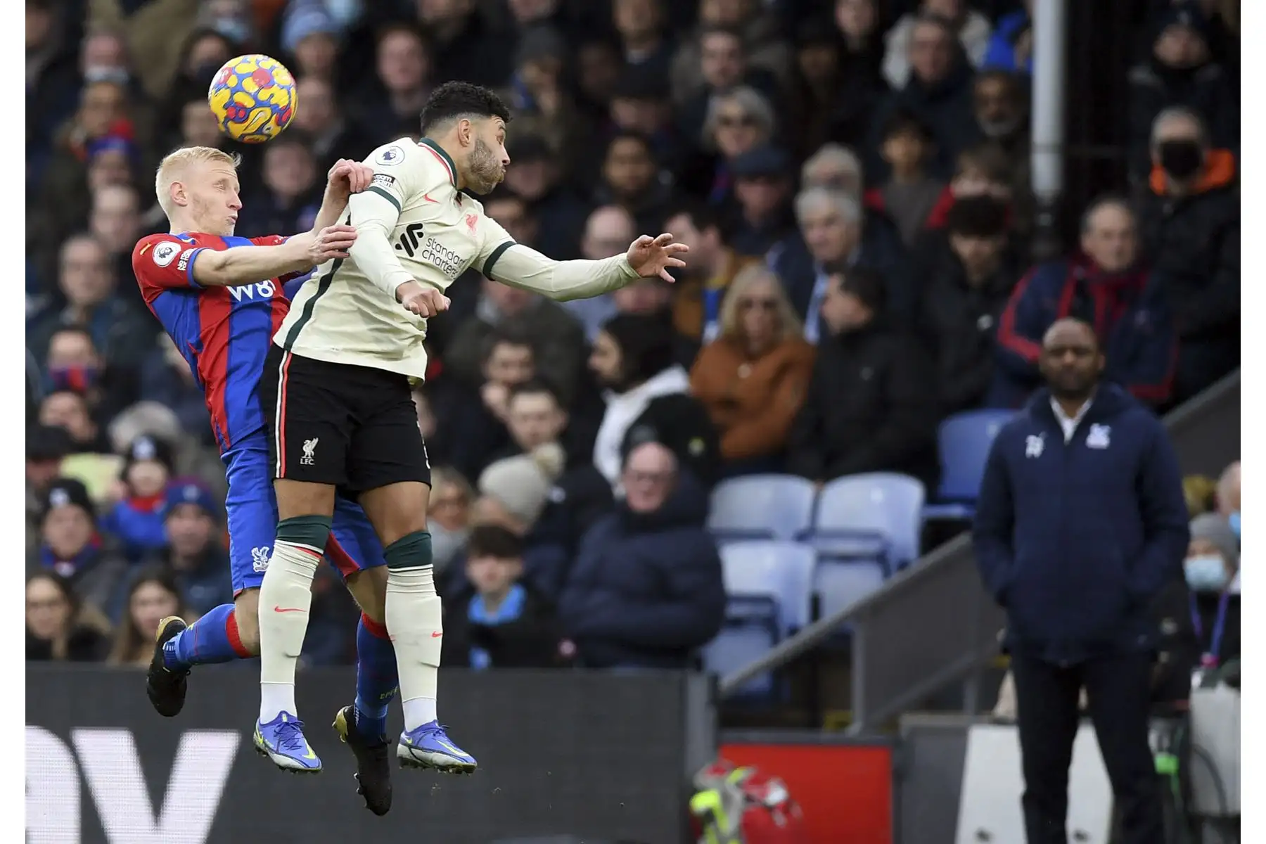 El centrocampista inglés de Crystal Palace Will Hughes y el centrocampista inglés de Liverpool, Alex Oxlade-Chamberlain, compiten por el balón durante el partido de la Premier League, en el estadio Selhurst Park. Foto: AFP