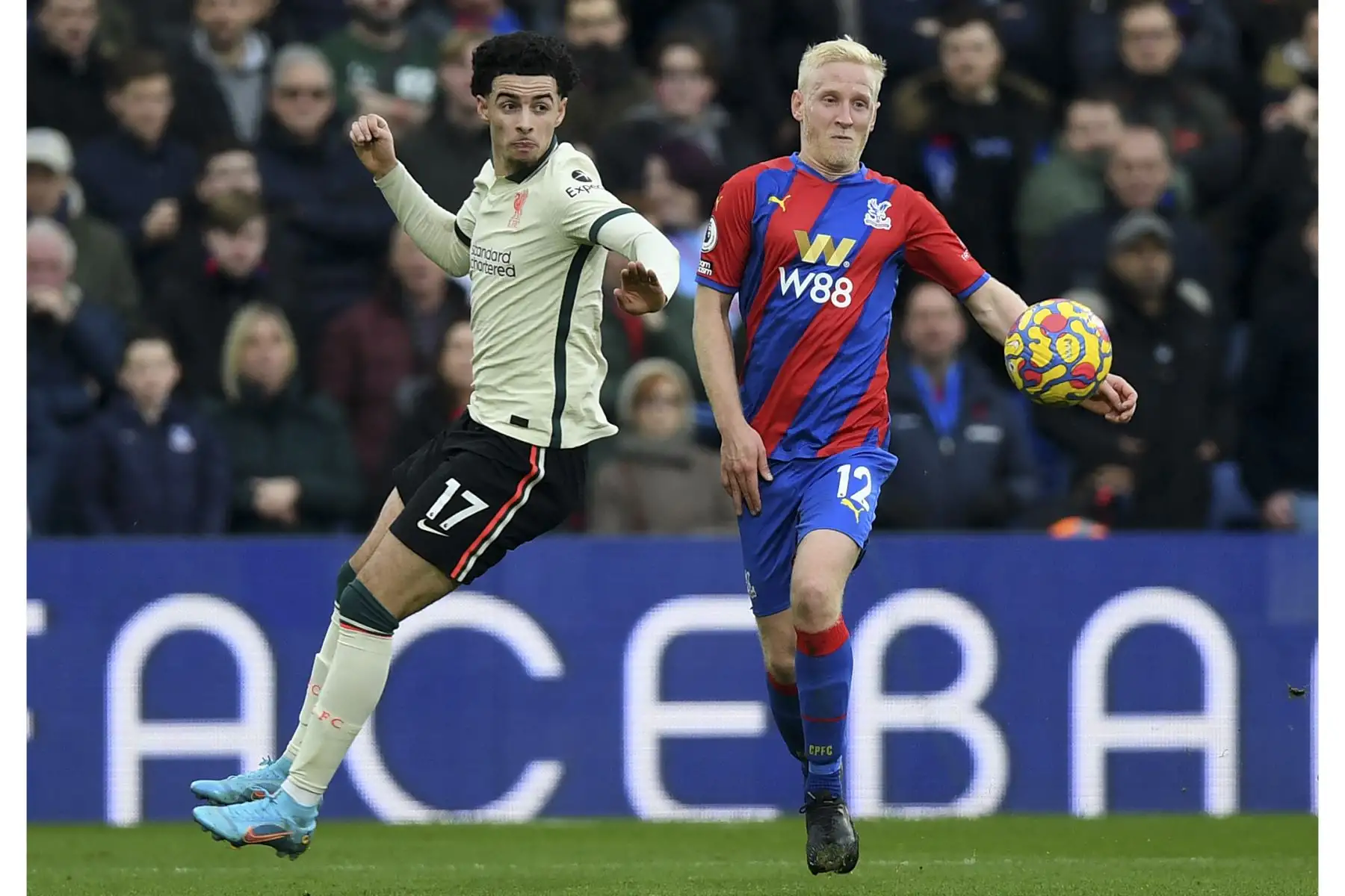 El mediocampista inglés del Liverpool, Curtis Jones, y el mediocampista inglés del Crystal Palace, Will Hughes, compiten por el balón durante el partido de la Premier League, en el estadio Selhurst Park. Foto: AFP