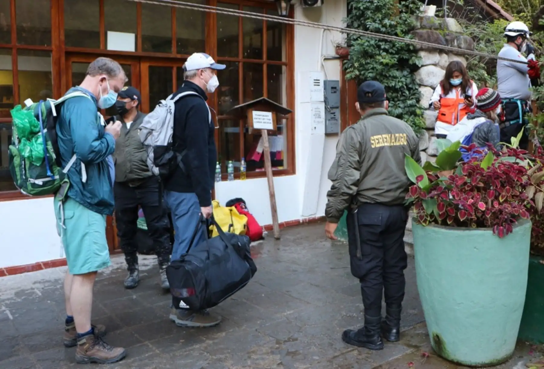 La Municipalidad Distrital de Machu Picchu Pueblo informó que hoy continúa la evacuación de turistas y el traslado de residentes que necesiten desplazarse hacia otros lugares, mientras avanzan los trabajos de retiro de escombros, lodo y piedras tras el huaico ocurrido el viernes y que provocó la desaparición de una persona, algunos heridos y cuantiosos daños materiales.