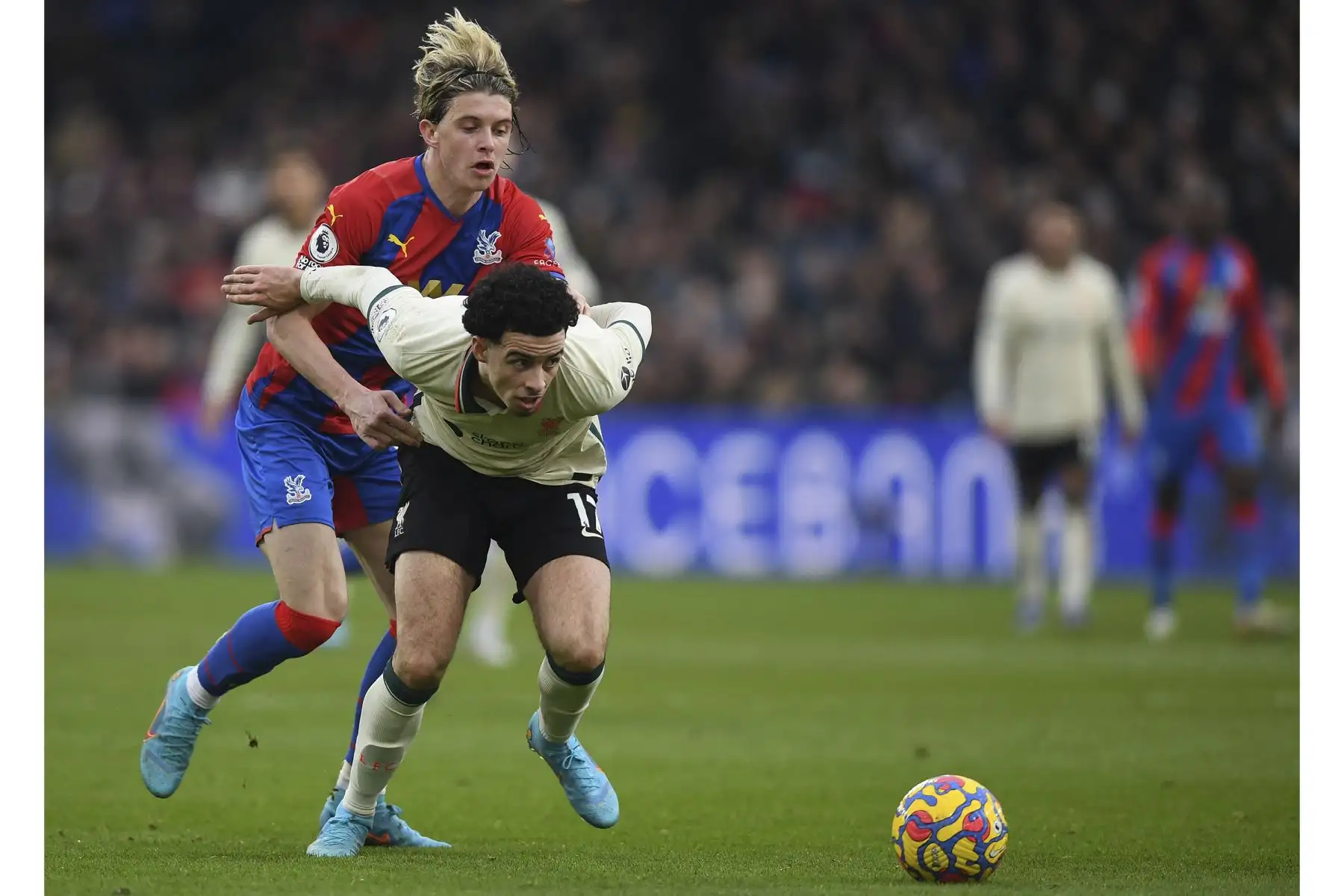 El mediocampista inglés del Liverpool, Curtis Jones, es abordado por el mediocampista inglés del Crystal Palace, Conor Gallagher, durante el partido de la Premier League. Foto: AFP