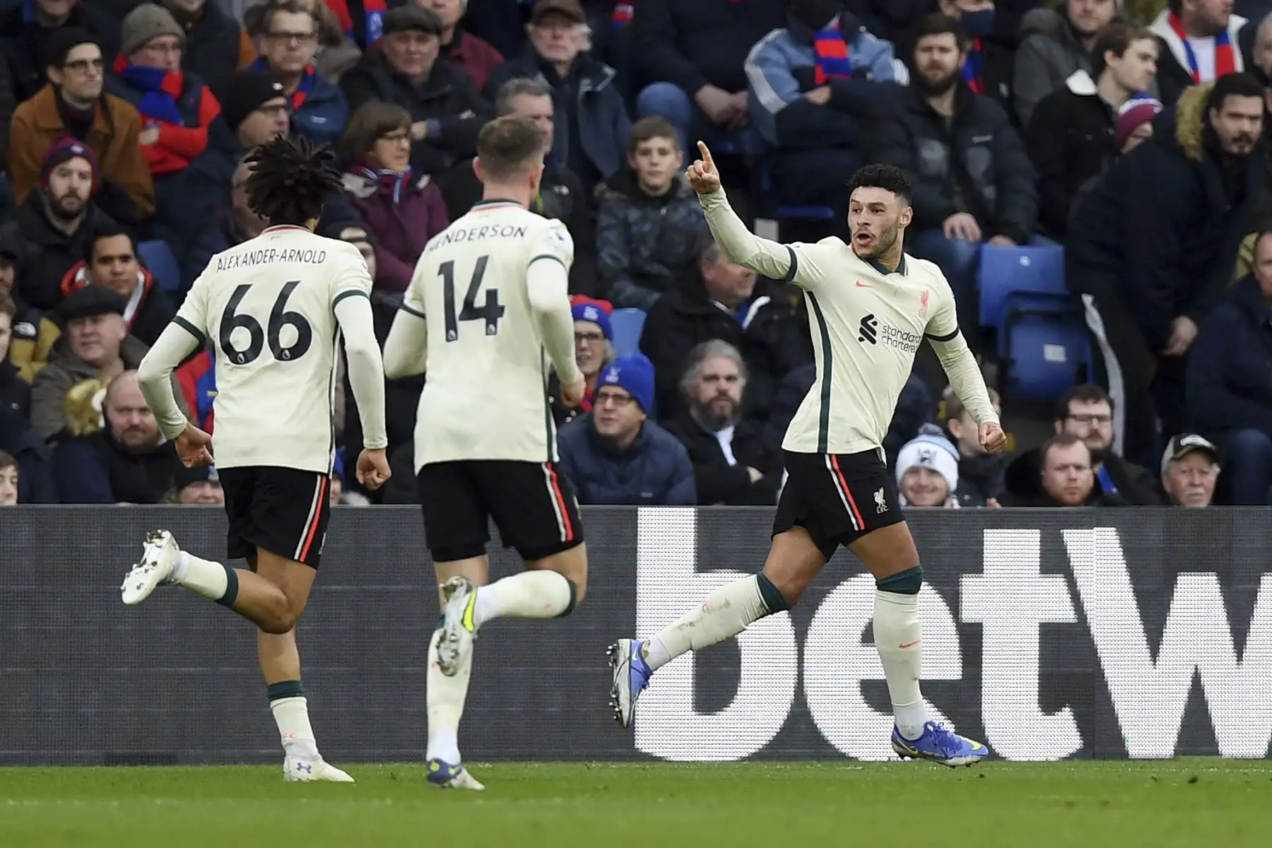 El mediocampista inglés del Liverpool, Alex Oxlade-Chamberlain, celebra tras marcar el segundo gol de su equipo durante el partido de la Premier League. Foto: AFP
