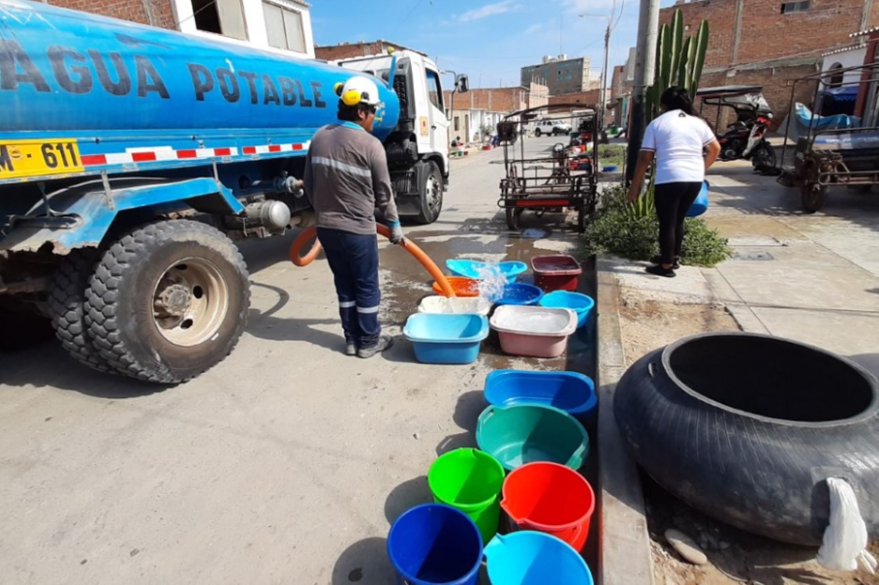 El Ministerio de Vivienda, Construcción y Saneamiento inició la distribución gratuita de agua para consumo humano en favor de la población de Inclán y anexos, en el distrito de Inclán, provincia y región de Tacna.